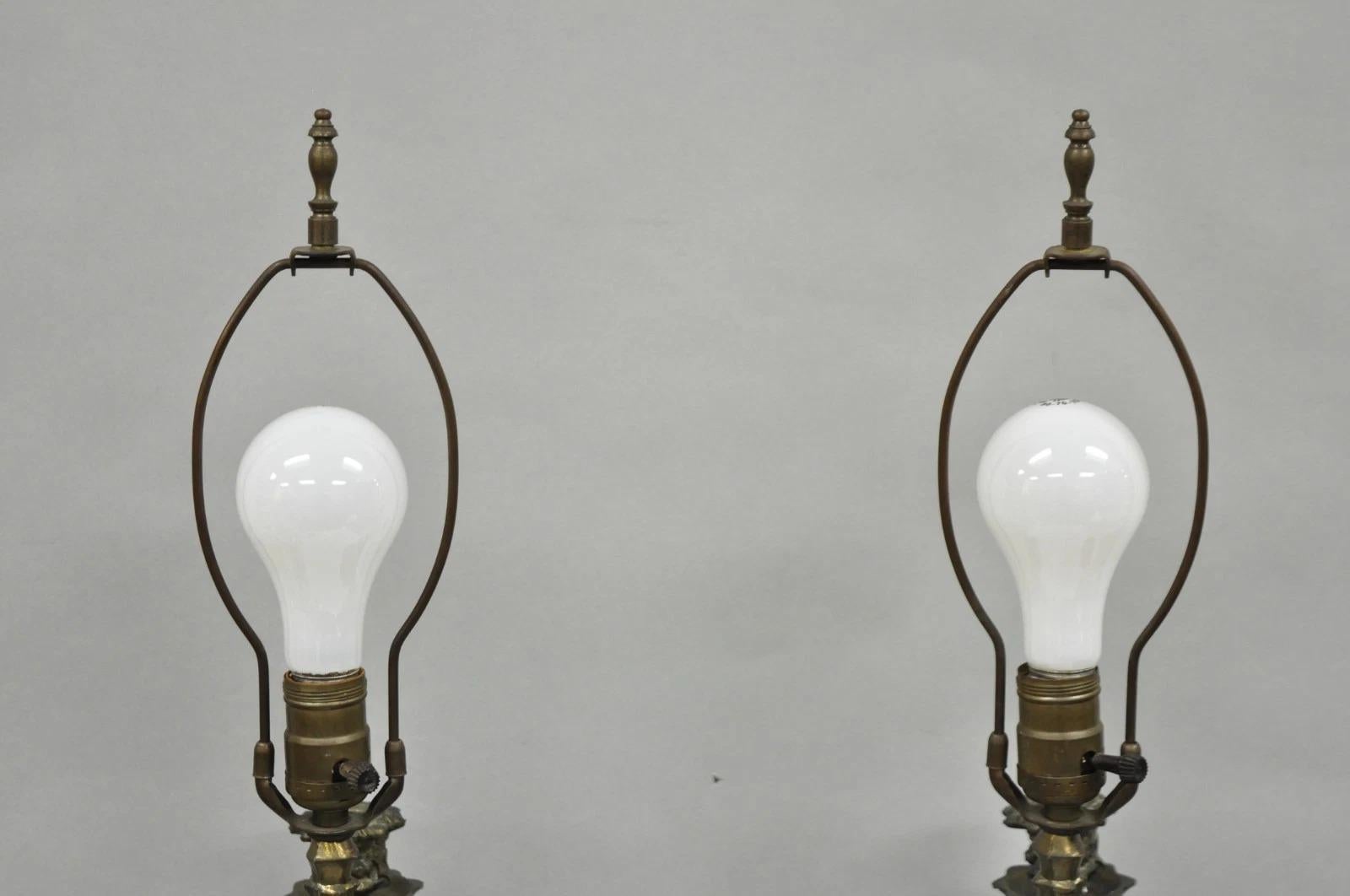 Métal Paire de chandeliers de table de la Renaissance française en métal peint à l'éponge - un chérubin en vente