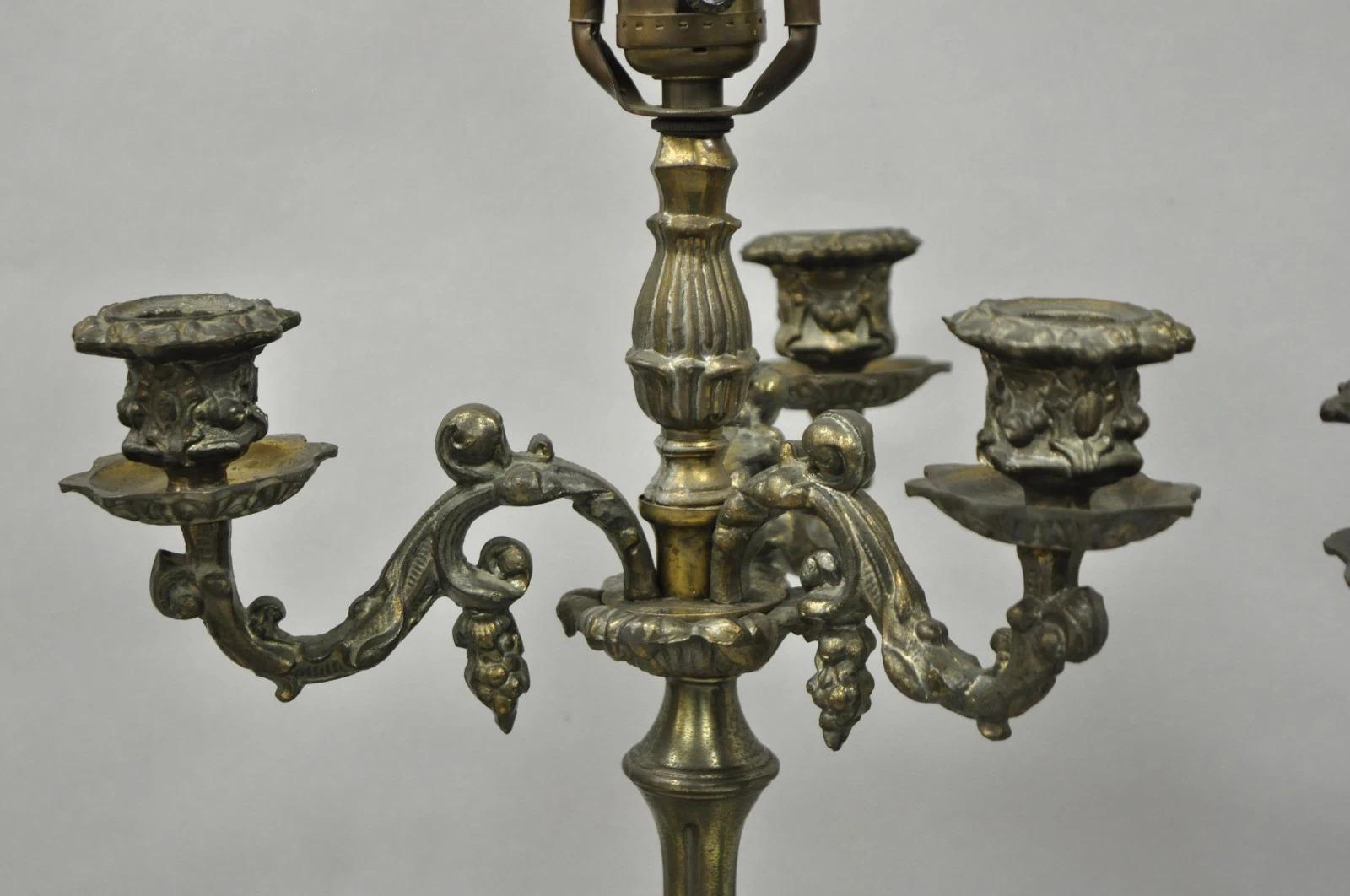 Paire de chandeliers de table de la Renaissance française en métal peint à l'éponge - un chérubin en vente 1