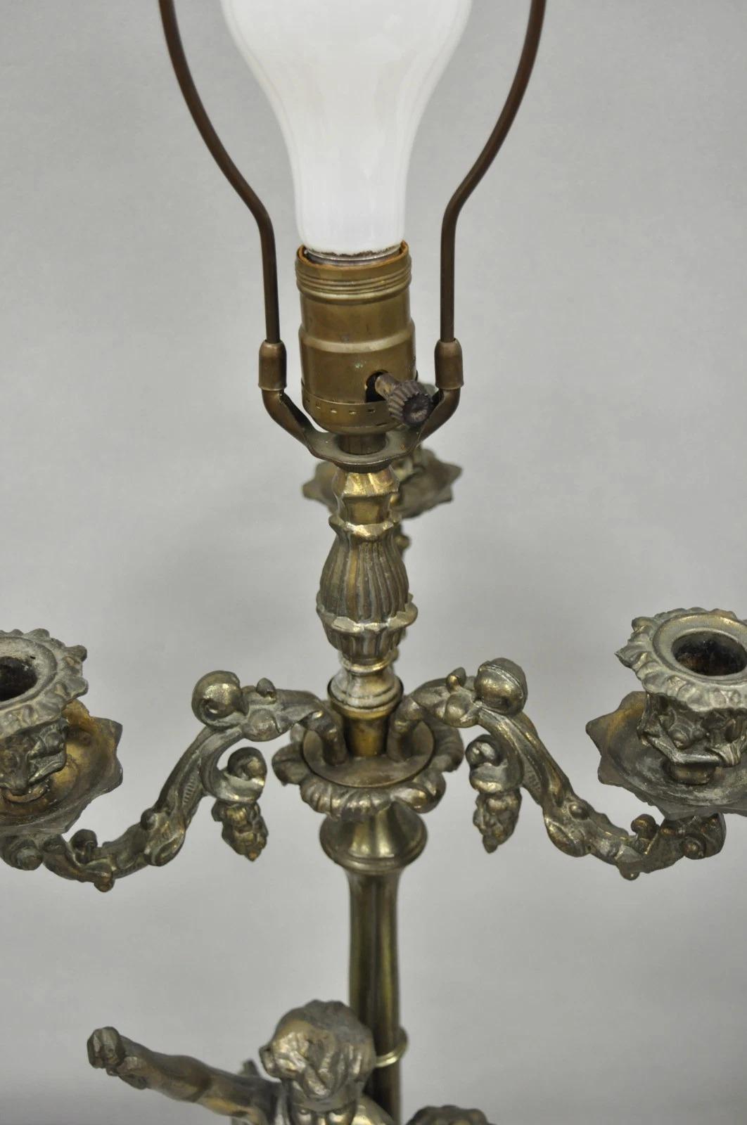 Paire de chandeliers de table de la Renaissance française en métal peint à l'éponge - un chérubin en vente 2