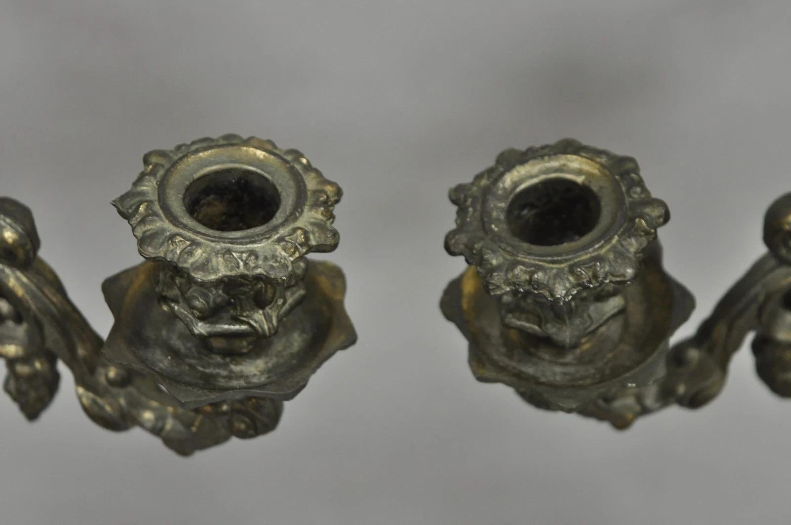 Paire de chandeliers de table de la Renaissance française en métal peint à l'éponge - un chérubin en vente 3