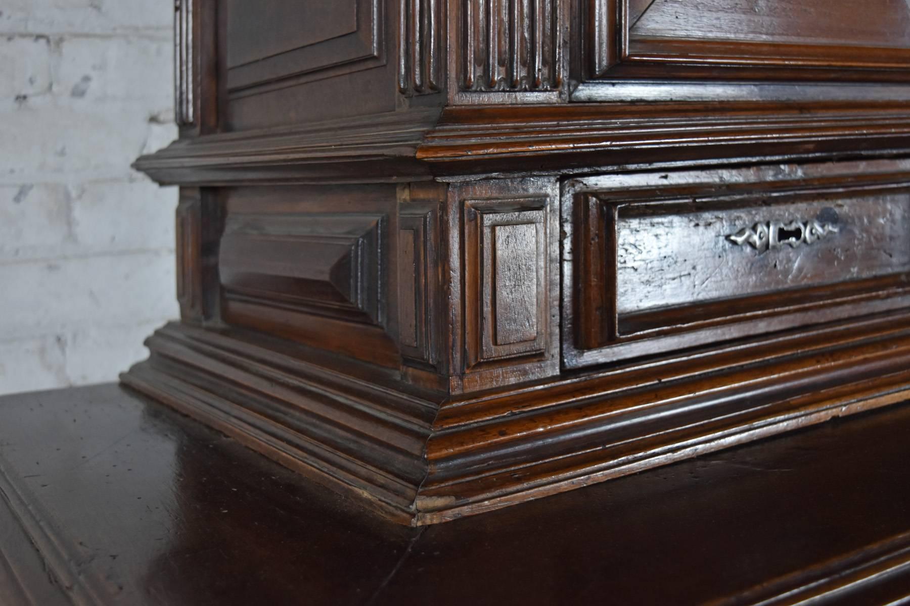 Noyer French Renaissance Henry II Fin du 16ème siècle Cabinet à deux corps en noyer en vente