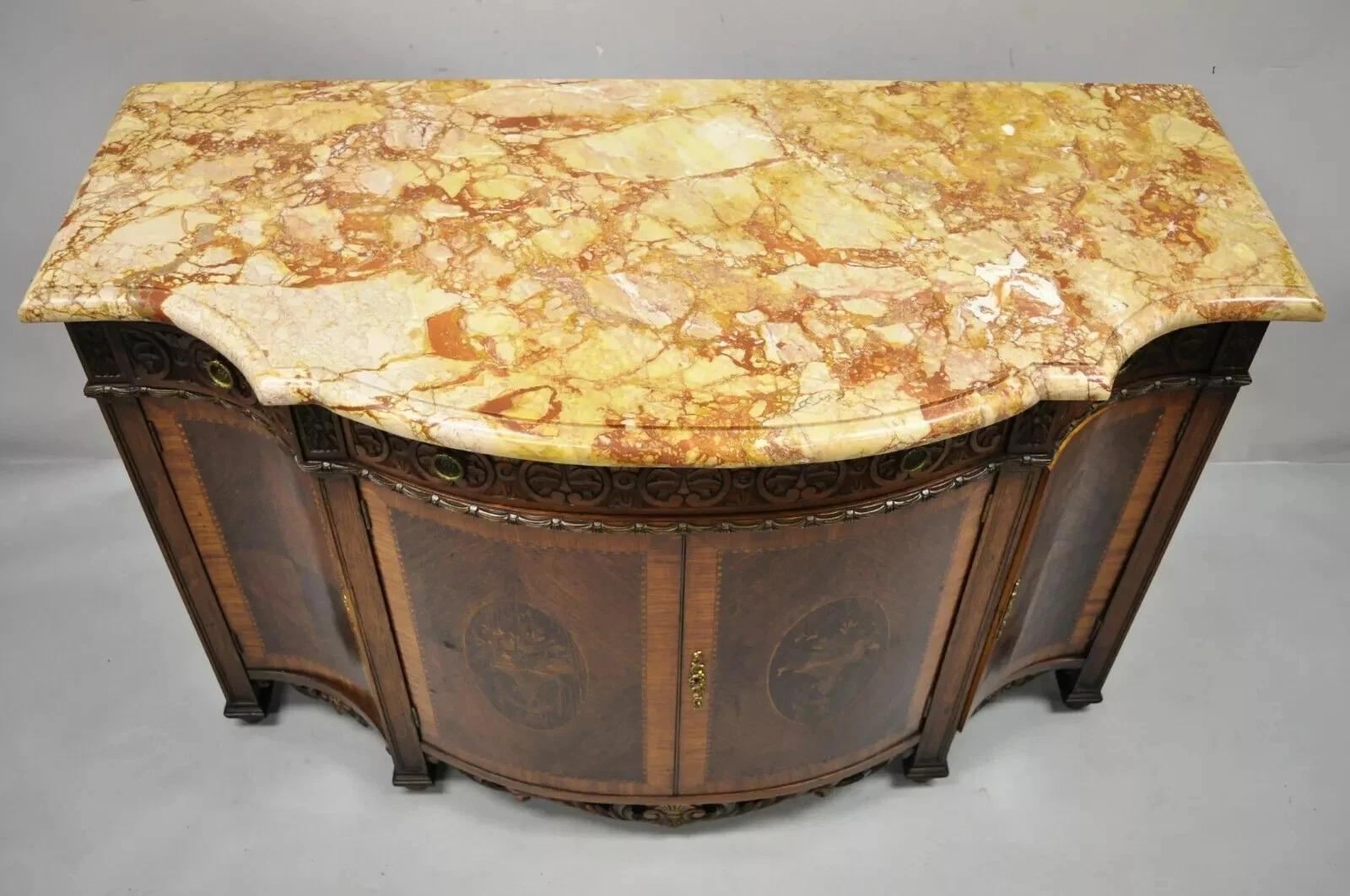 Antique French Renaissance Louis XV Style Marble Top Marquetry Inlay Serpentine Buffet Commode. L'articolo presenta un piano in marmo rouge sagomato, intarsio e intarsi floreali, fronte a serpentina, dettagli ben intagliati, 2 ante a battente e 6