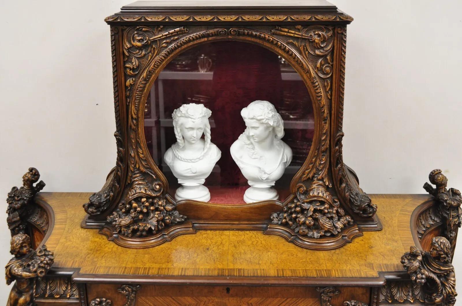 Verre French Renaissance Style Louis XV Figural Curio Display Buffet en noyer sculpté en vente