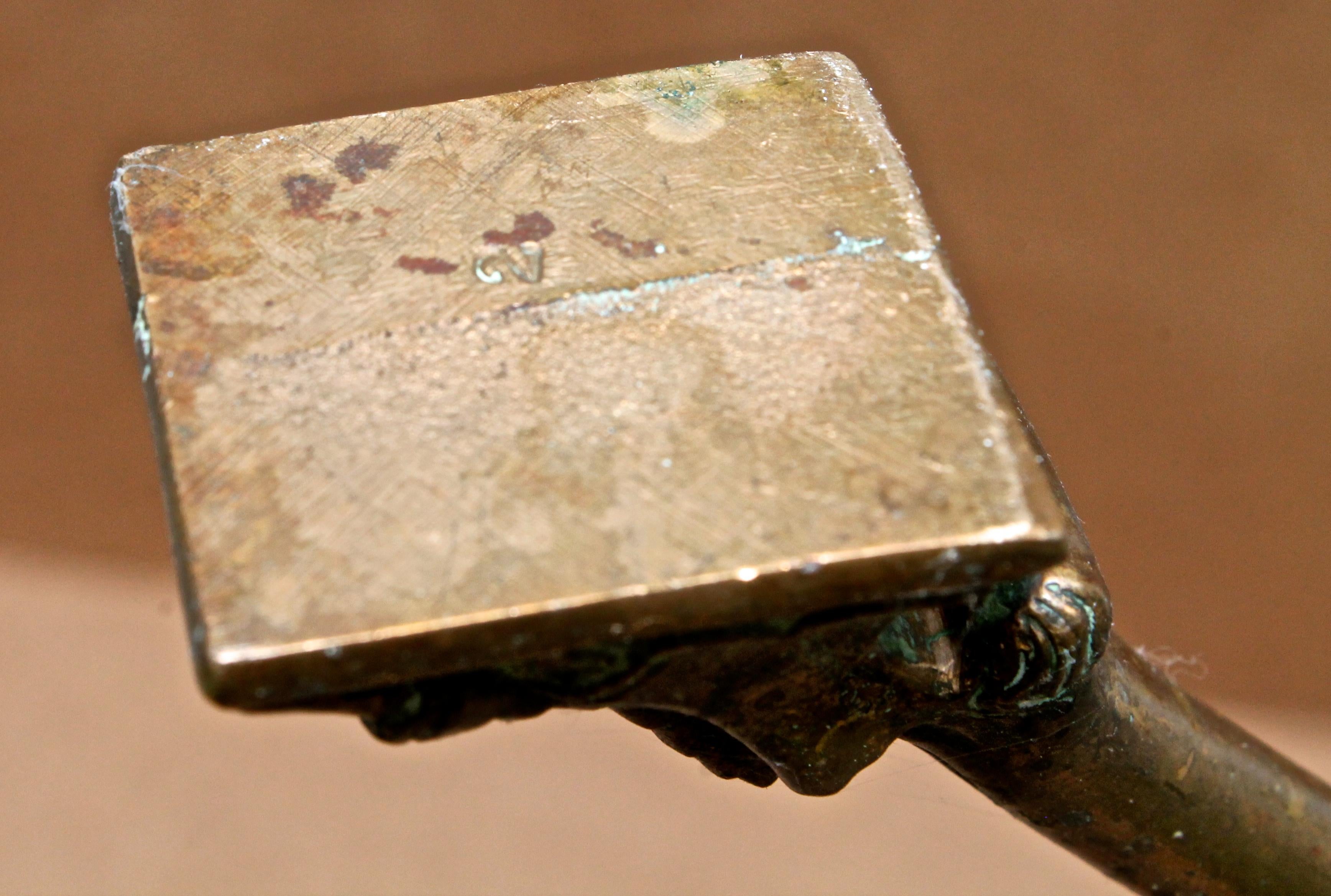 Grifone tripode in bronzo di epoca rinascimentale francese in vendita 2