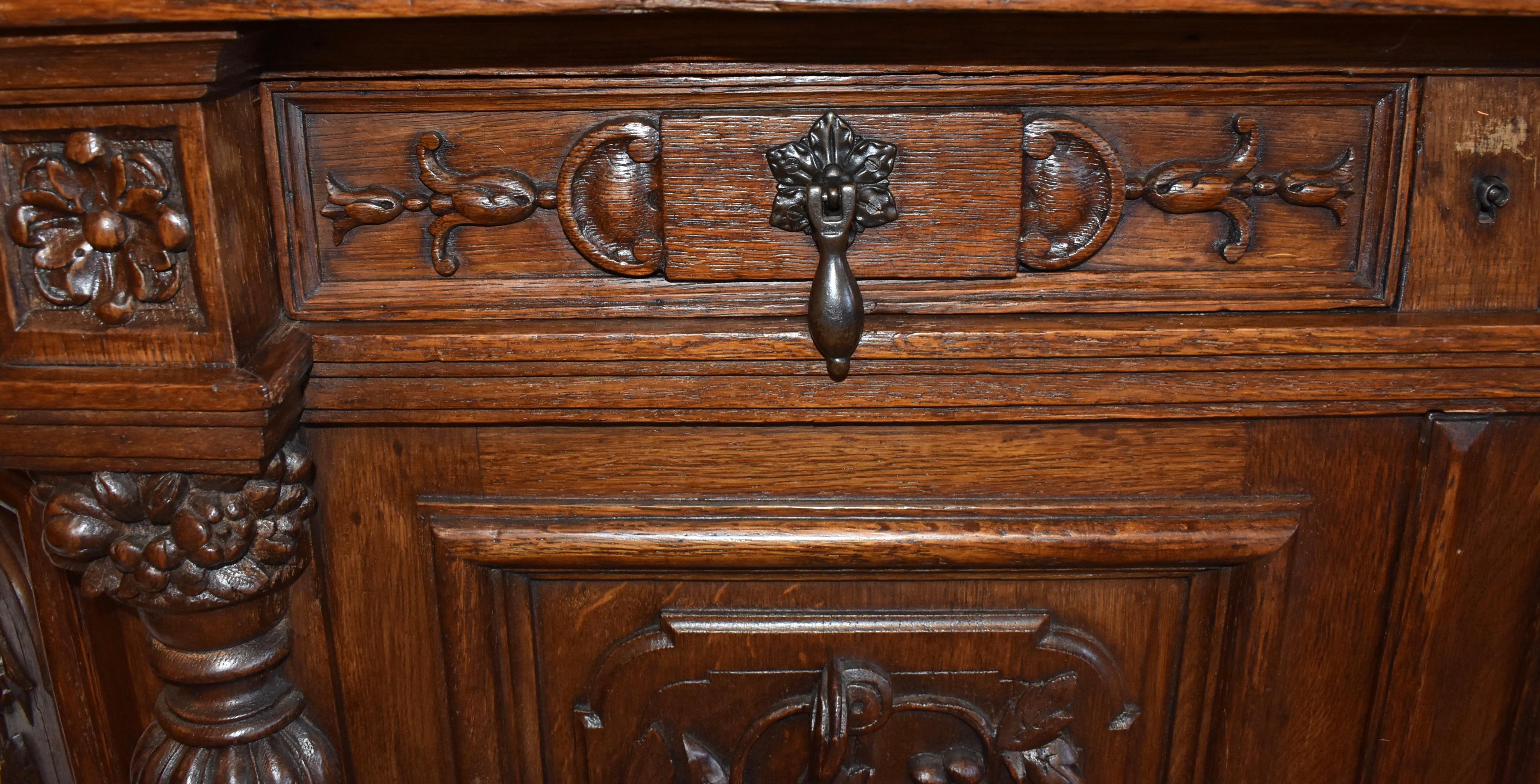 Chêne Cabinet de chasse sculpté French Renaissance Revive en vente