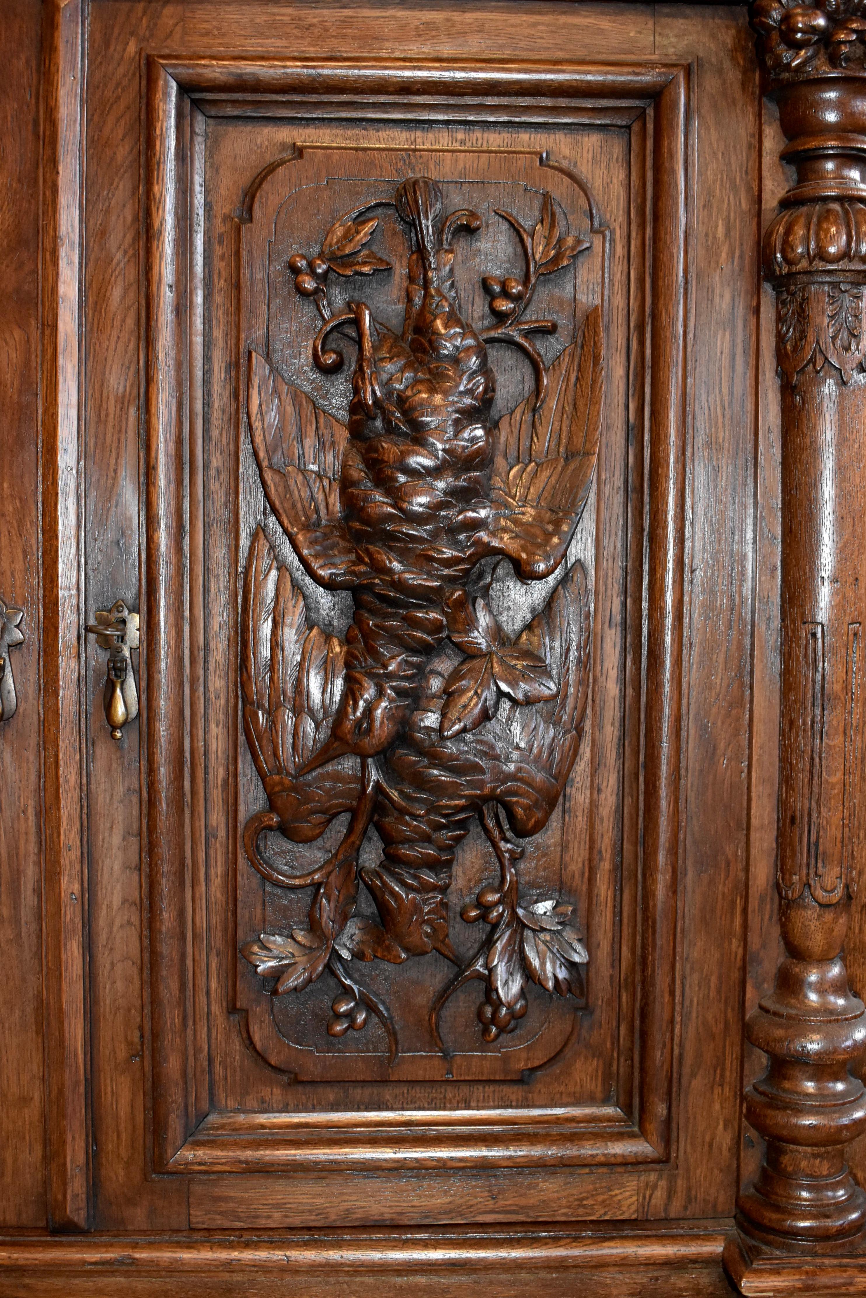 Cabinet de chasse sculpté French Renaissance Revive en vente 2