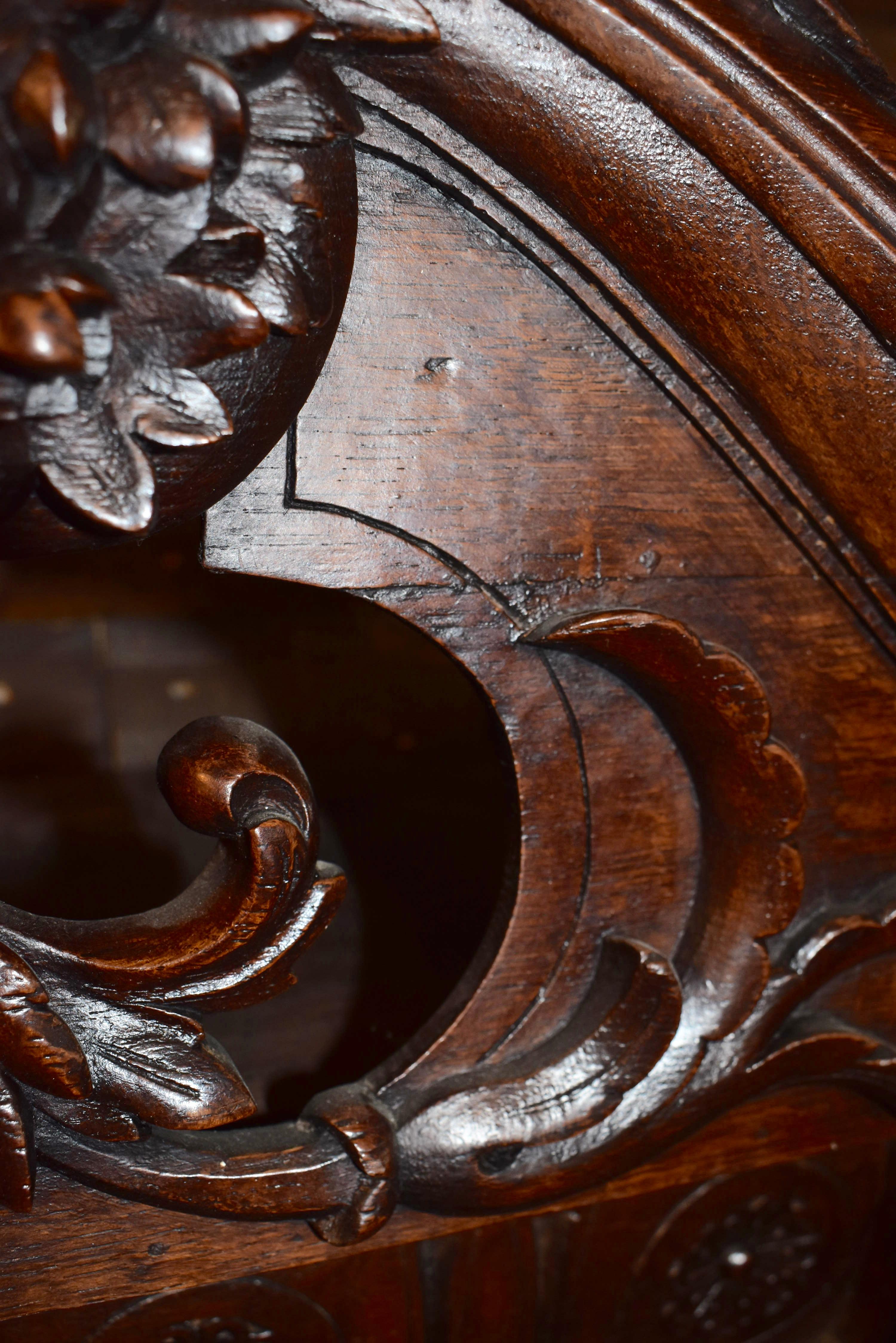 Cabinet de chasse sculpté French Renaissance Revive en vente 8