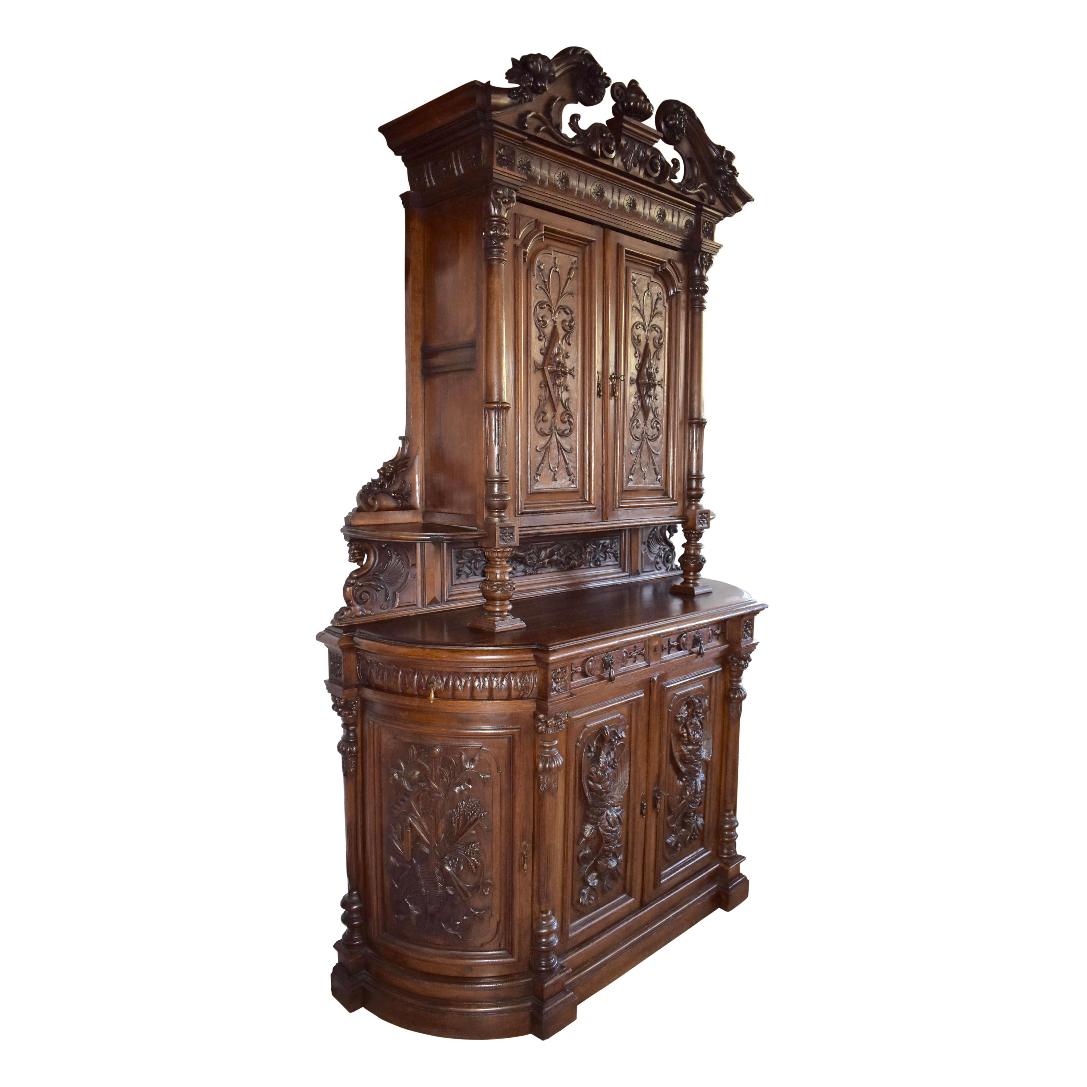 French Renaissance Revival Carved Hunt Cabinet In Good Condition For Sale In Evergreen, CO