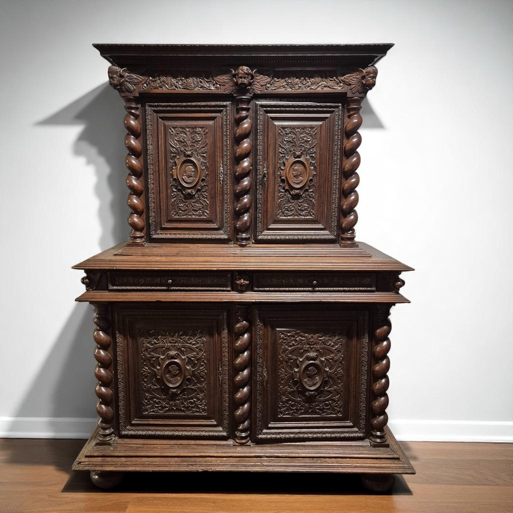 French Renaissance Revival Carved Oak Buffet à Deux Corps, 19 Century In Good Condition For Sale In NICE, FR