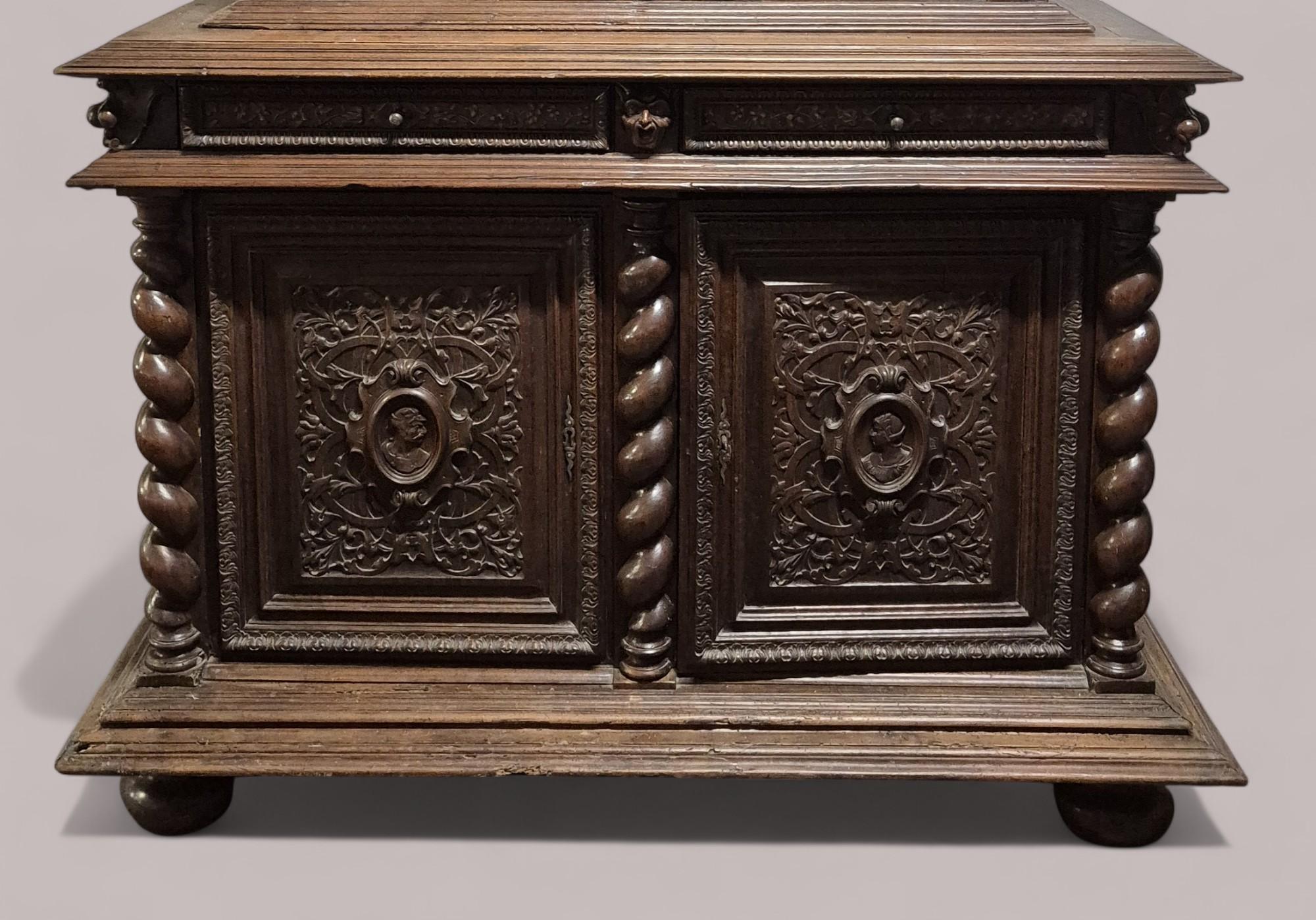 French Renaissance Revival Carved Oak Buffet à Deux Corps, 19 Century For Sale 4