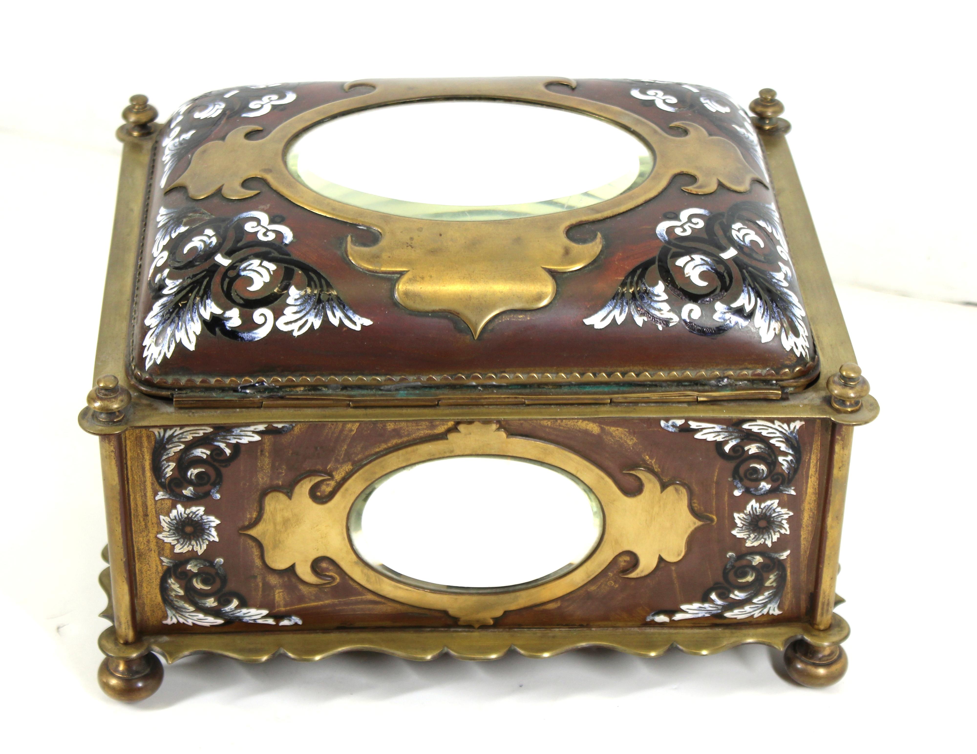 French Renaissance Revive Emaille-Schmuckkästchen mit ovalen Spiegeleinsätzen (Bronze) im Angebot