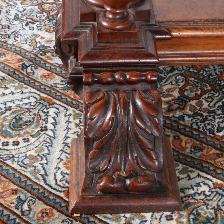 Französischer Renaissance-Revival-Schreibtisch (Walnuss) im Angebot