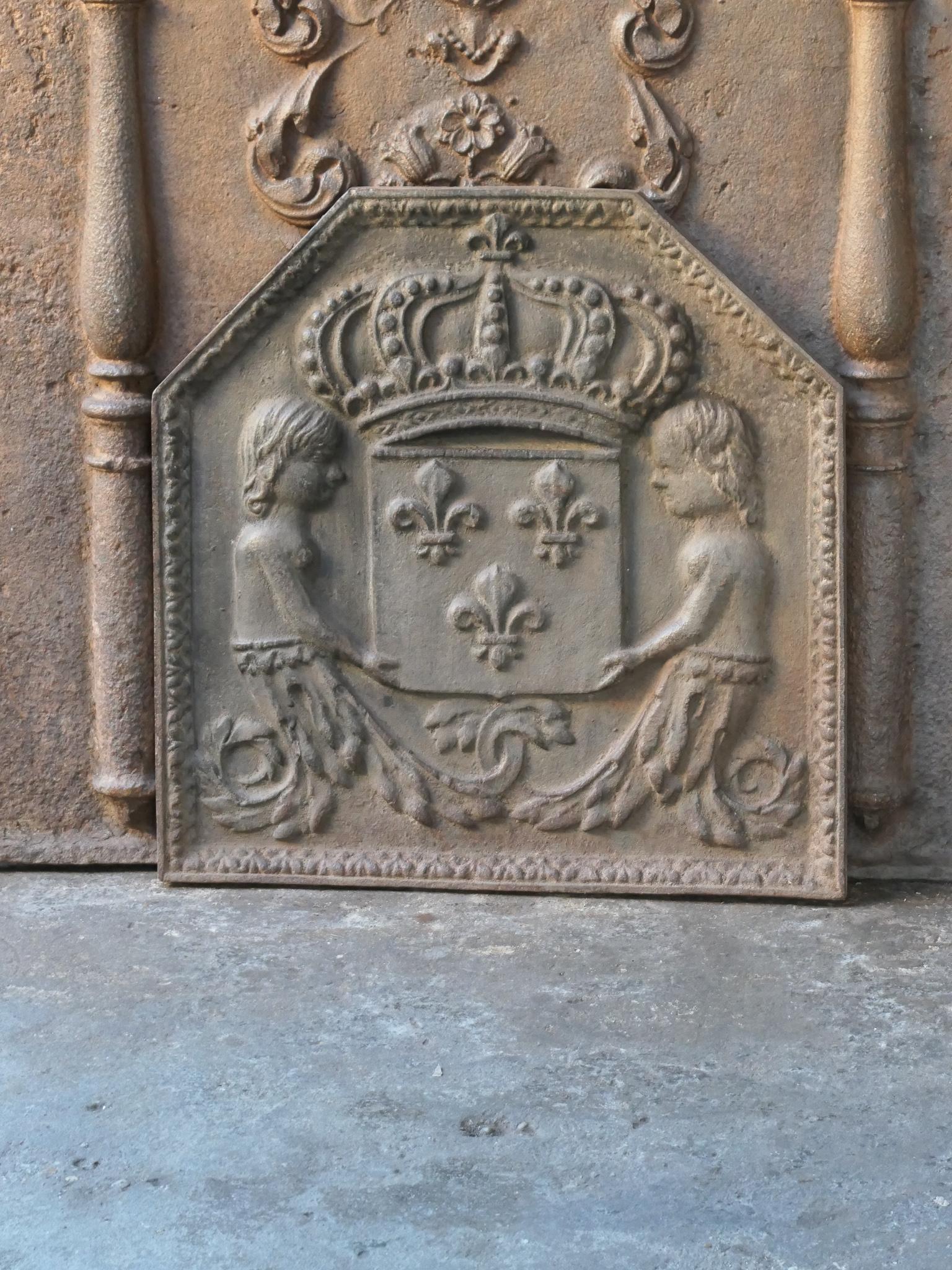 20th century French Renaissance style fireback with the Arms of France. A Coat of Arms of the House of Bourbon, an originally French royal house that became a major dynasty in Europe. The house delivered kings for Spain (Navarra), France, both