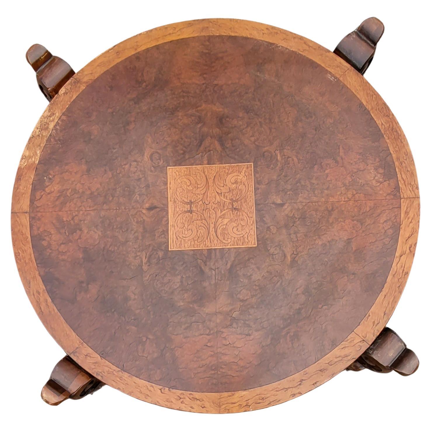 Français Table d'appoint en noyer sculpté de style Renaissance française avec plateau en verre en vente