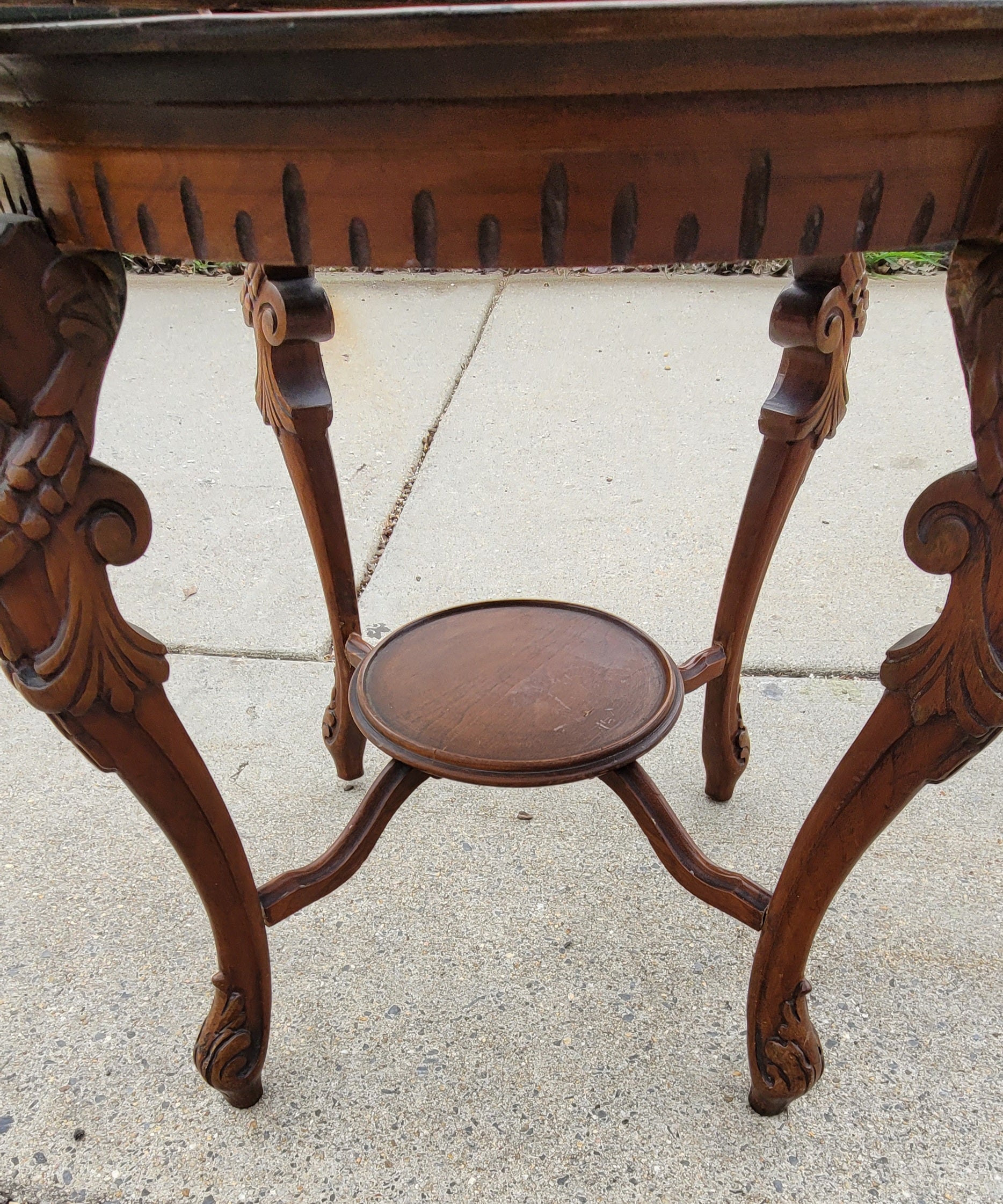 20ième siècle Table d'appoint en noyer sculpté de style Renaissance française avec plateau en verre en vente