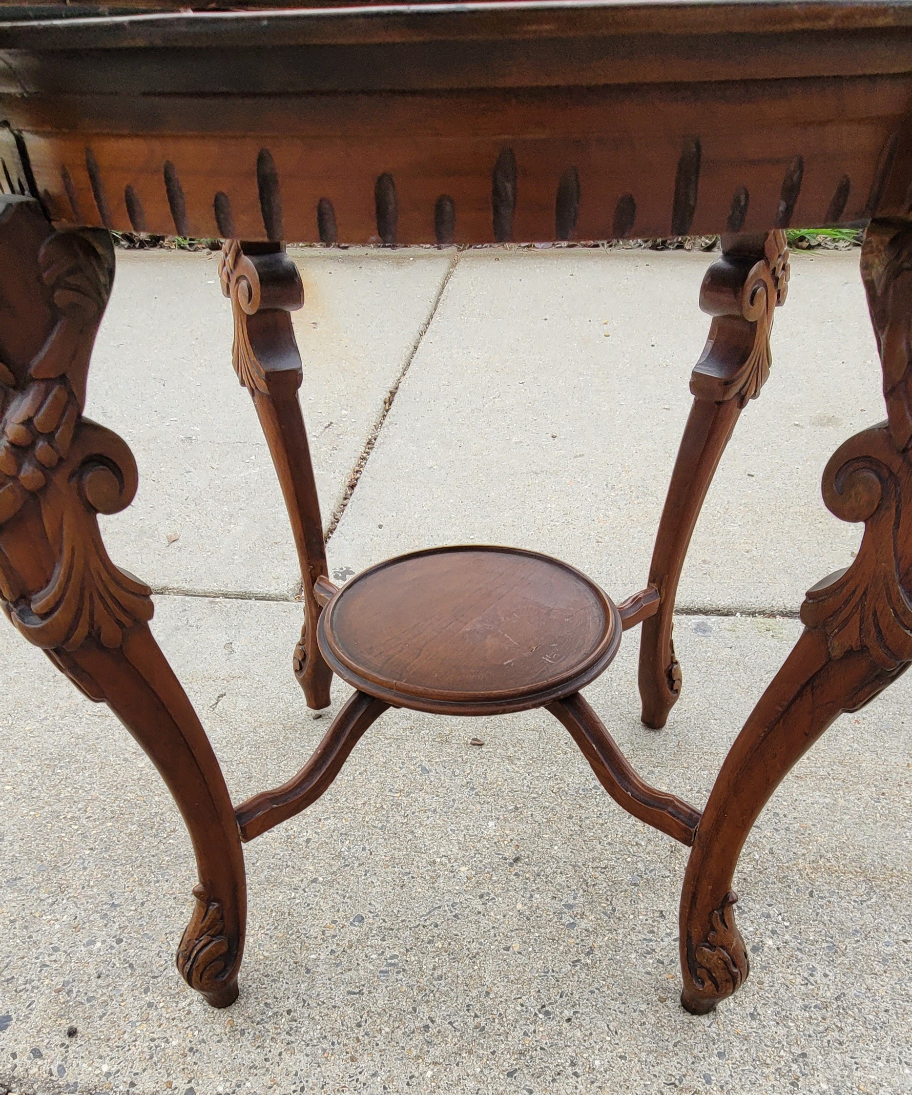 French Renaissance Style Carved Walnut Side Table with Glass Tray Top For Sale 1