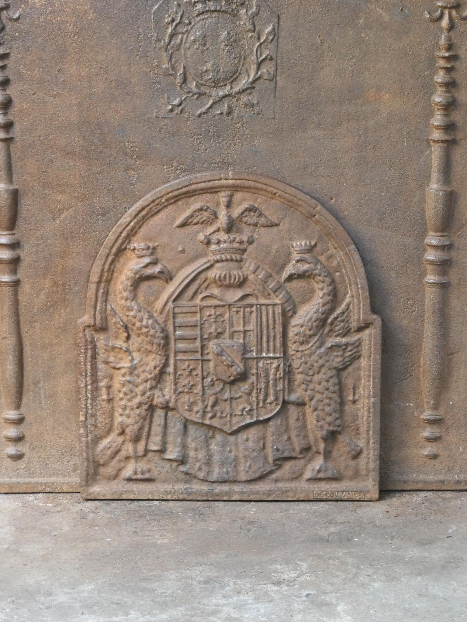 Plaque de cheminée du 20e siècle de style Renaissance française avec un blason.

La plaque de cheminée est en fonte et a une patine brune naturelle. Sur demande, elle peut être fabriquée en noir ou en étain, avec un vernis à poêle, sans frais