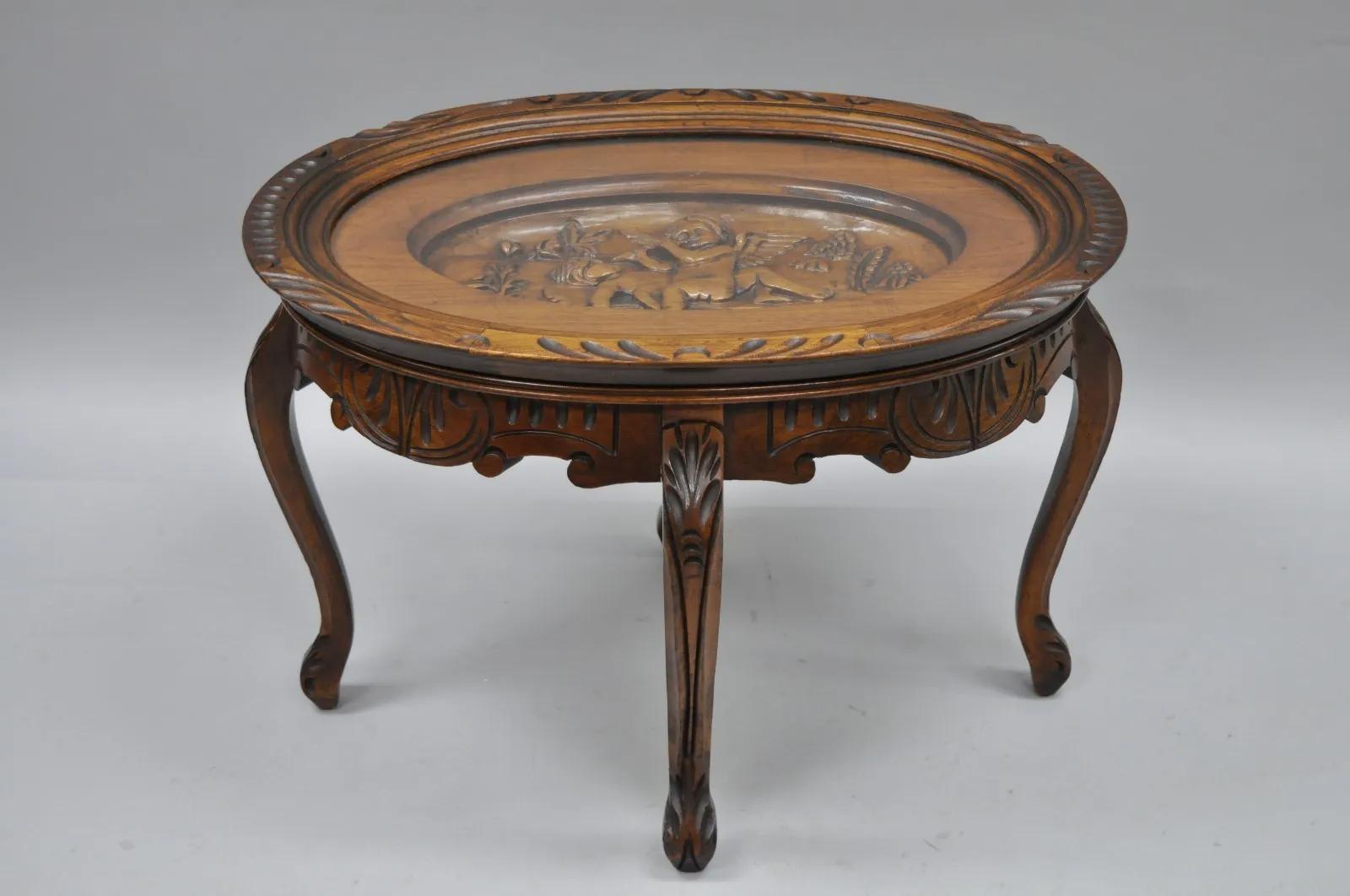 Mesa de centro con bandeja y tapa de cristal de estilo renacentista francés con ángeles querubines tallados en venta 3