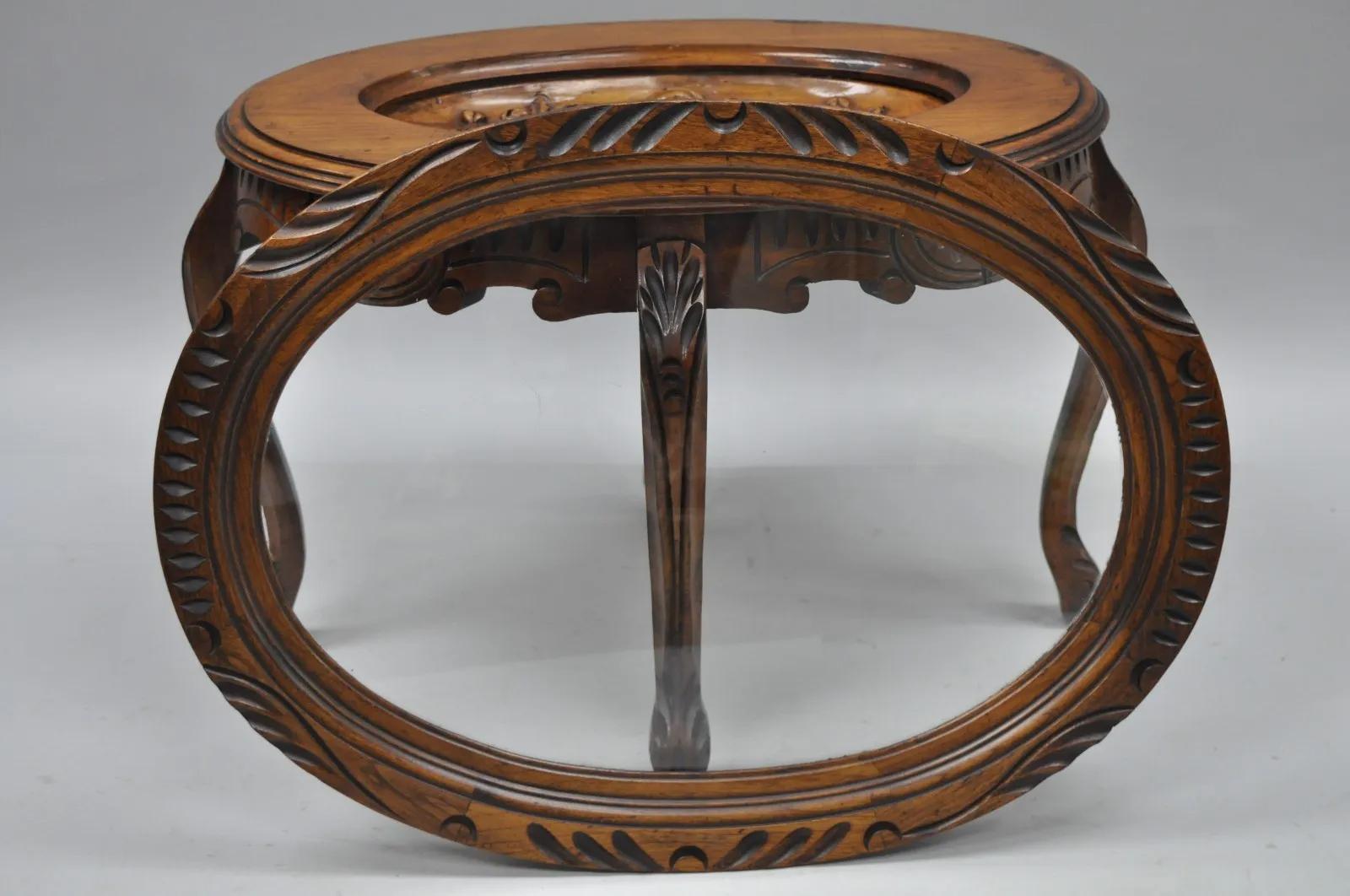 Mesa de centro con bandeja y tapa de cristal de estilo renacentista francés con ángeles querubines tallados en venta 4