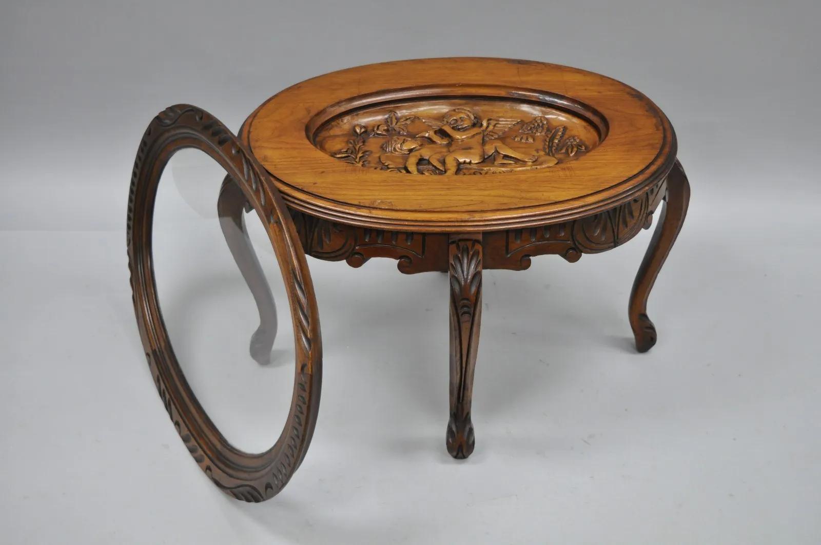 Mesa de centro con bandeja y tapa de cristal de estilo renacentista francés con ángeles querubines tallados Desconocido en venta