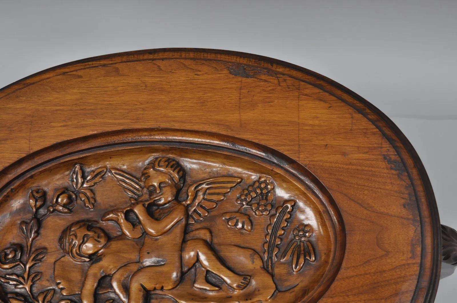 Mesa de centro con bandeja y tapa de cristal de estilo renacentista francés con ángeles querubines tallados Vidrio en venta