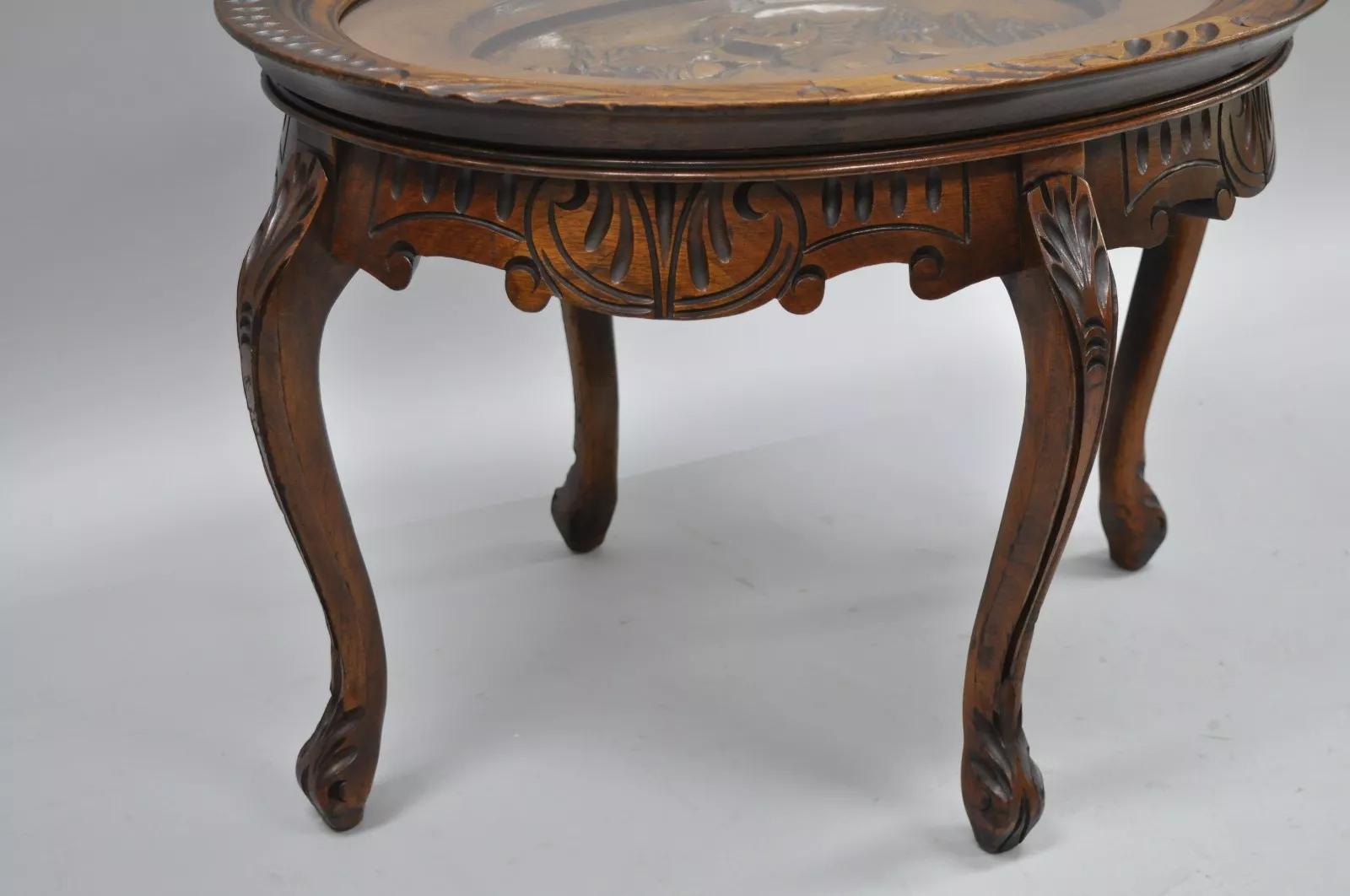 Mesa de centro con bandeja y tapa de cristal de estilo renacentista francés con ángeles querubines tallados en venta 1