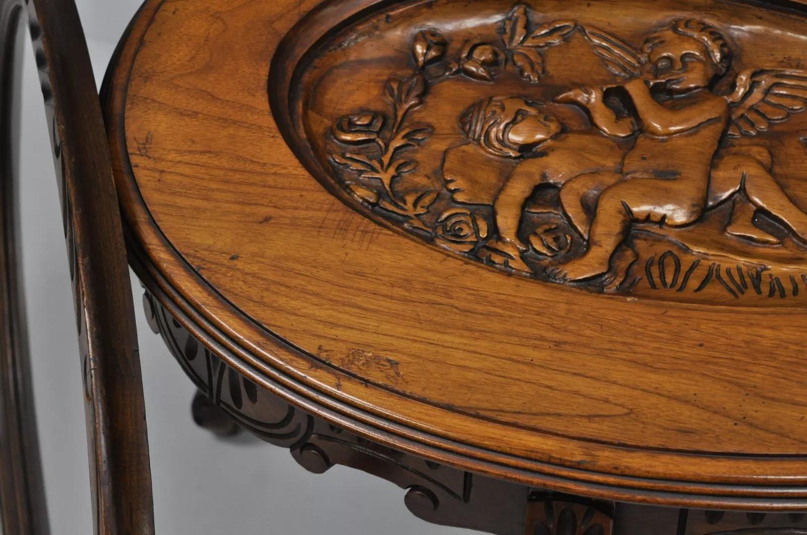 Mesa de centro con bandeja y tapa de cristal de estilo renacentista francés con ángeles querubines tallados en venta 2