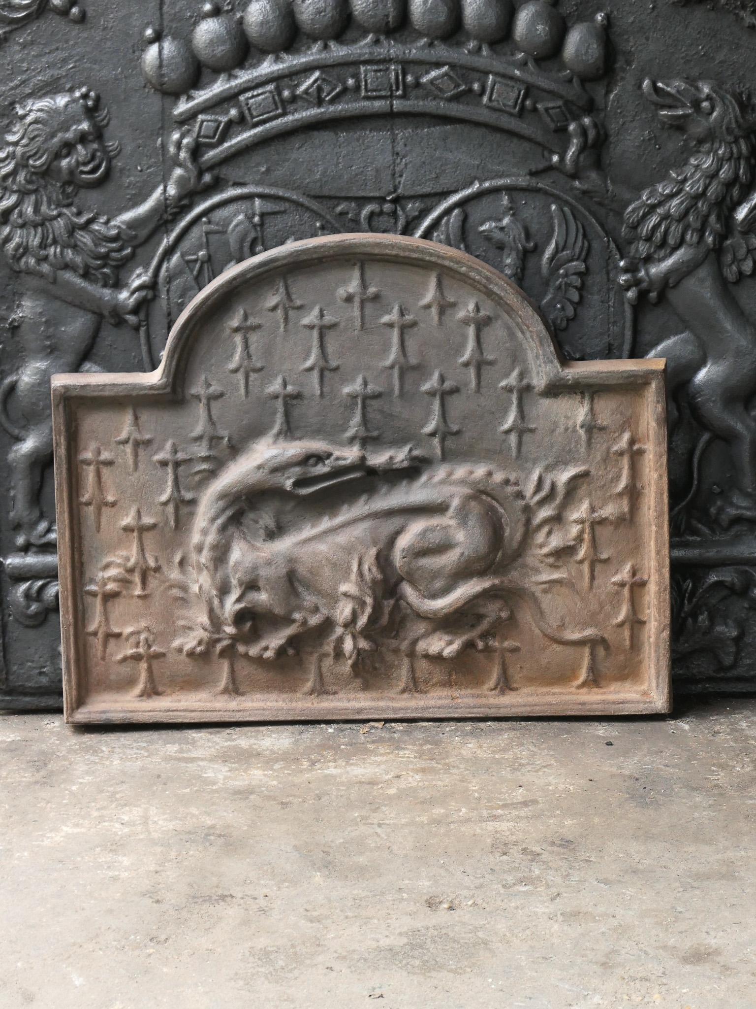 Plaque de cheminée du 20e siècle de style Renaissance française avec la salamandre. La salamandre est le symbole du roi François I+I, qui fut roi de France de 1515 à 1547.

La plaque de cheminée est en fonte et a une patine brune naturelle. Sur