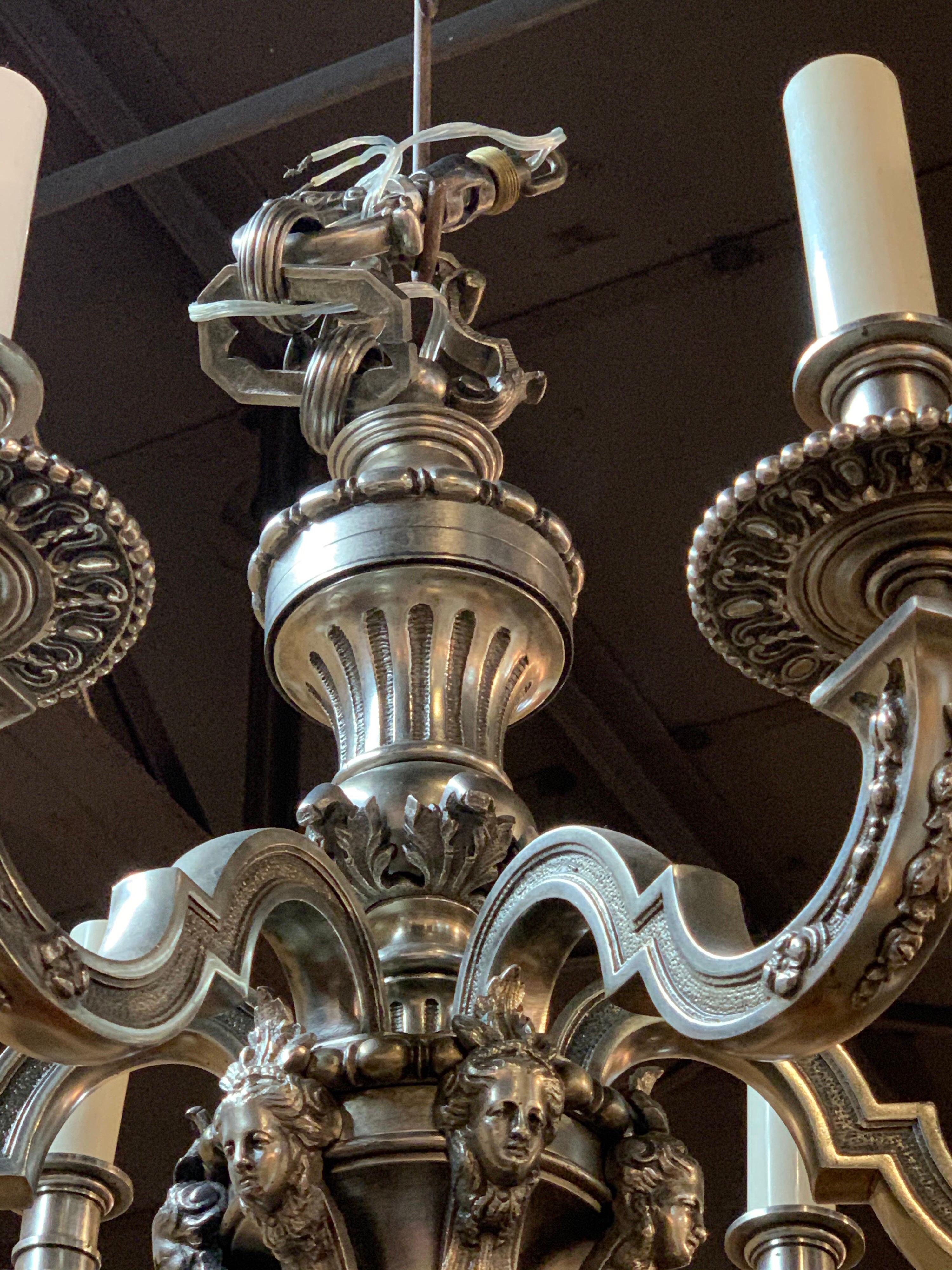 6-Licht-Kronleuchter im französischen Renaissance-Stil aus versilberter Bronze im Zustand „Gut“ im Angebot in Dallas, TX