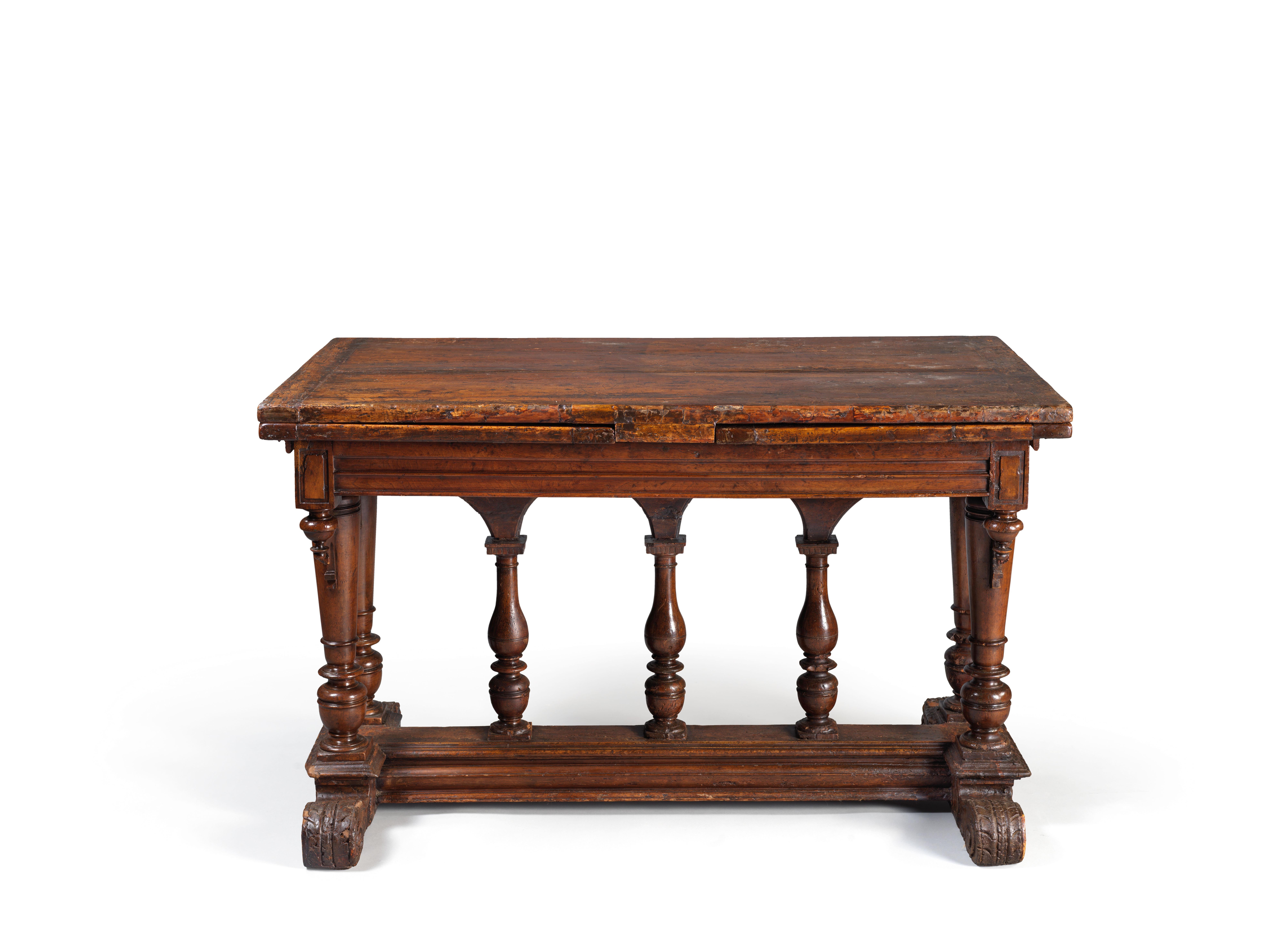 Maße: Länge geschlossen: 137 cm - Länge geöffnet: 255 cm

Schöner Tisch aus der zweiten französischen Renaissance, 