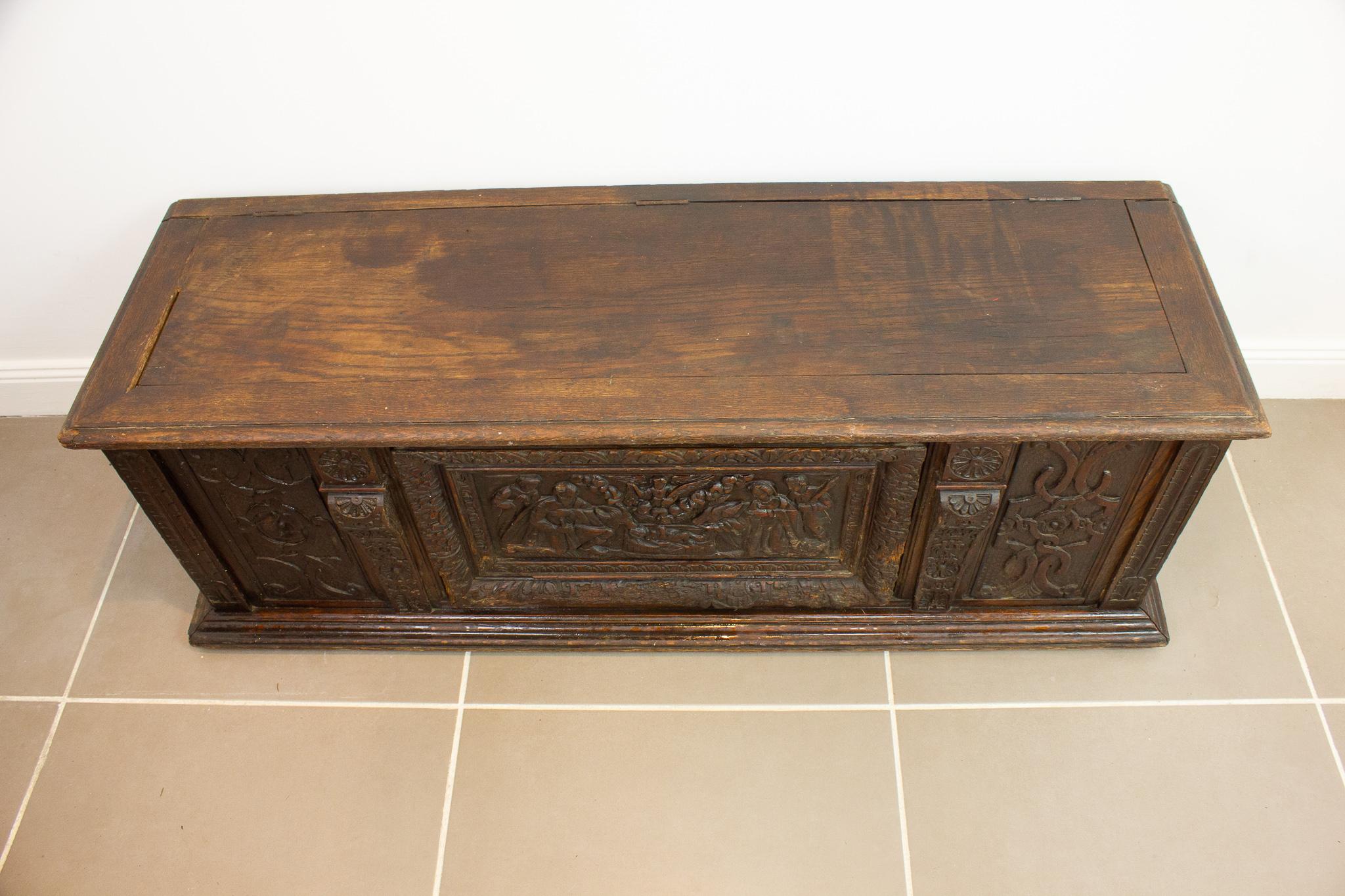 Magnificent Renaissance chest in carved wood dating from the 17th century. It is decorated with plant and floral motifs. In the center of the composition, a religious scene represents the birth of Christ and the visit of the Magi.
Beautiful and