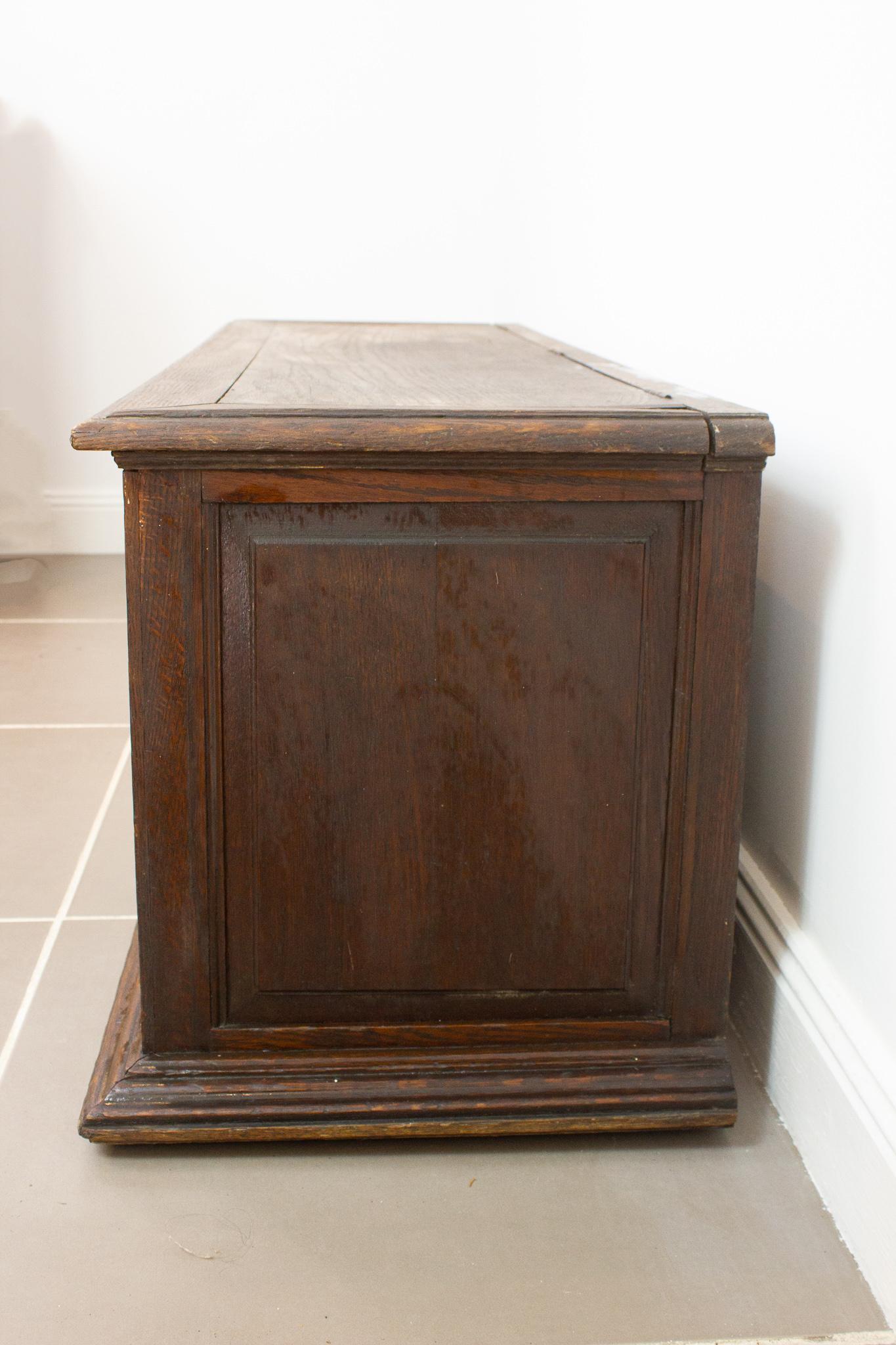 French Renaissance Trunck Chest Bench in Wood, 17th Century, France In Good Condition In Beuzevillette, FR