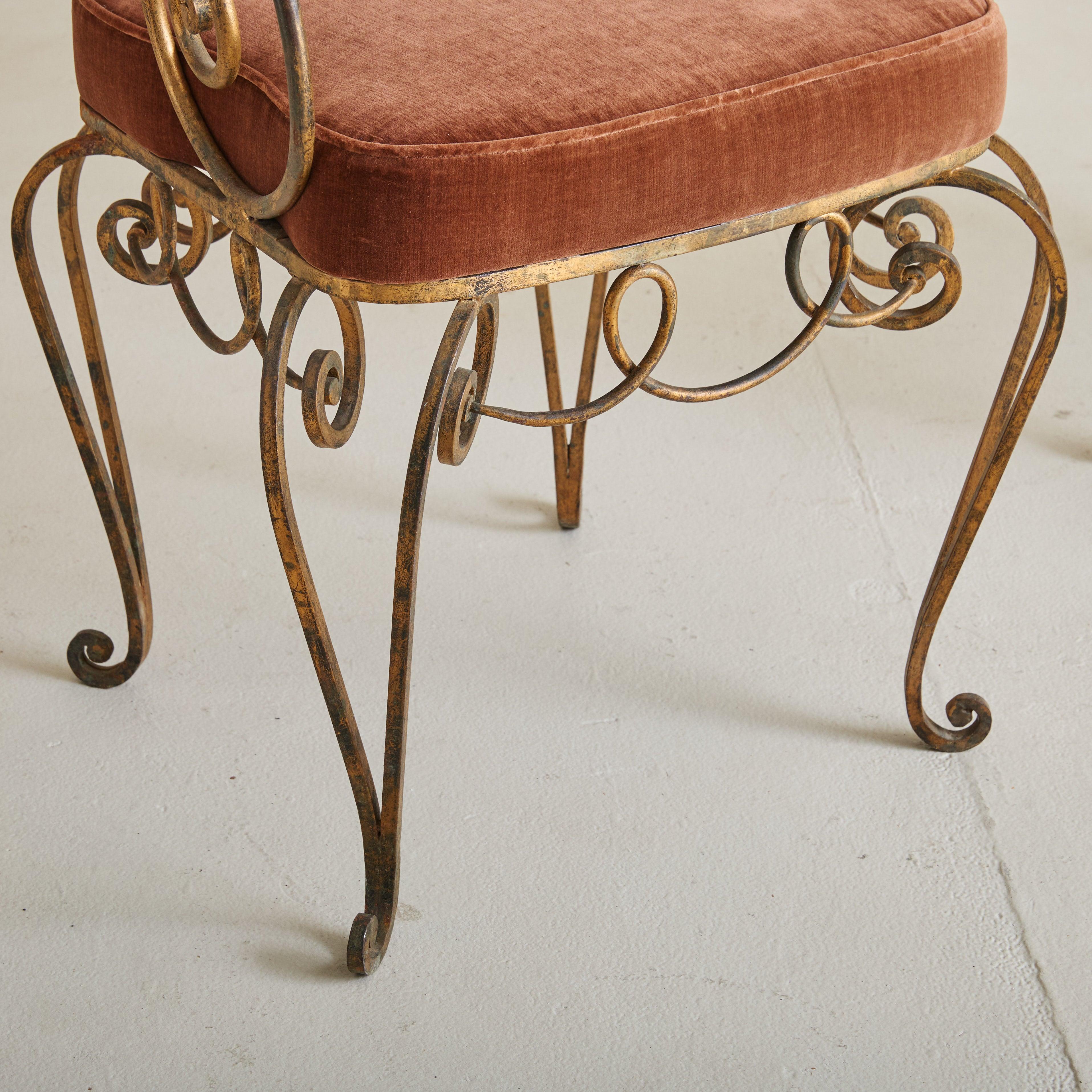 French René Gabriel Style Wrought Iron Accent Chair in Rust Velvet, 1940s en venta 3