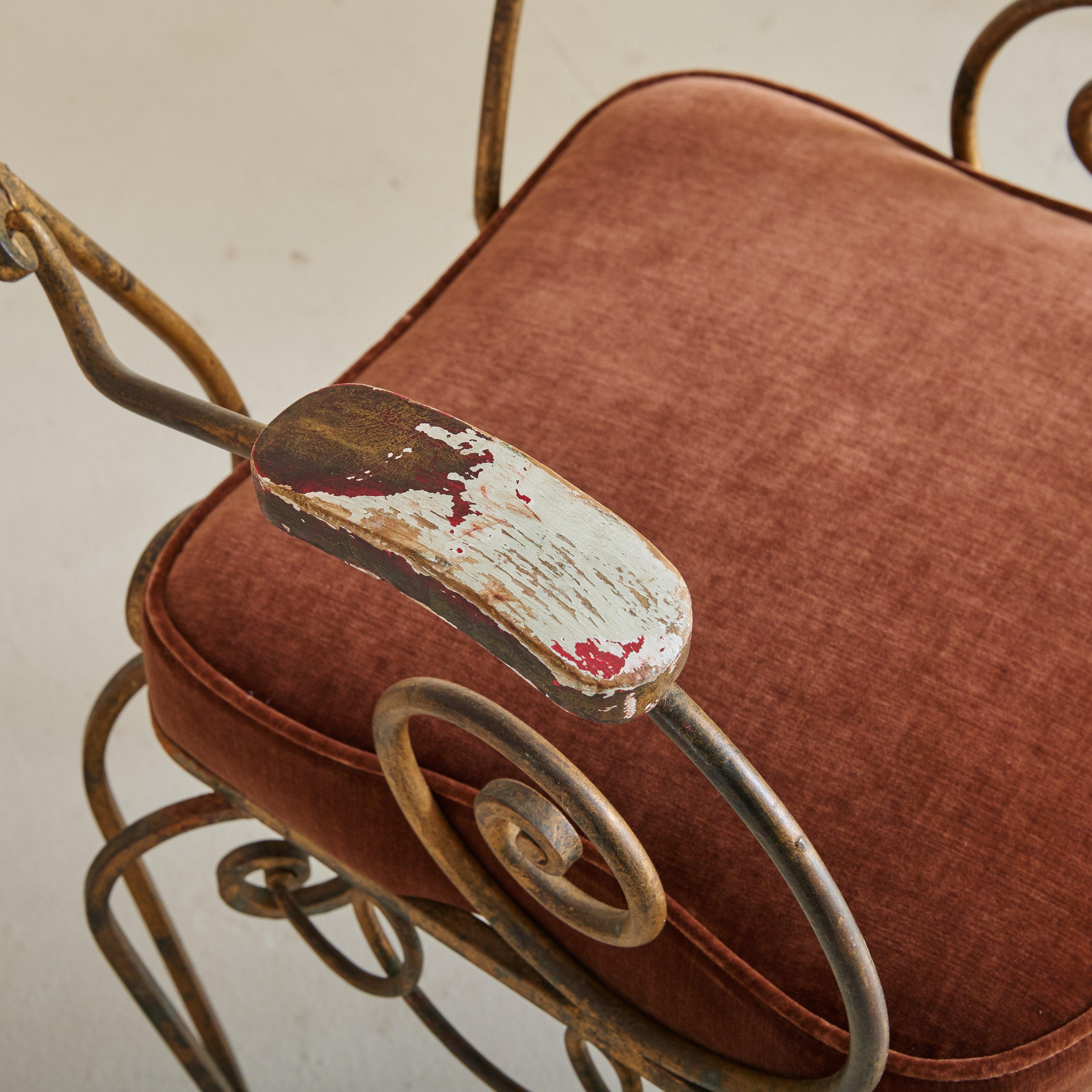 French René Gabriel Style Wrought Iron Accent Chair in Rust Velvet, 1940s en venta 4