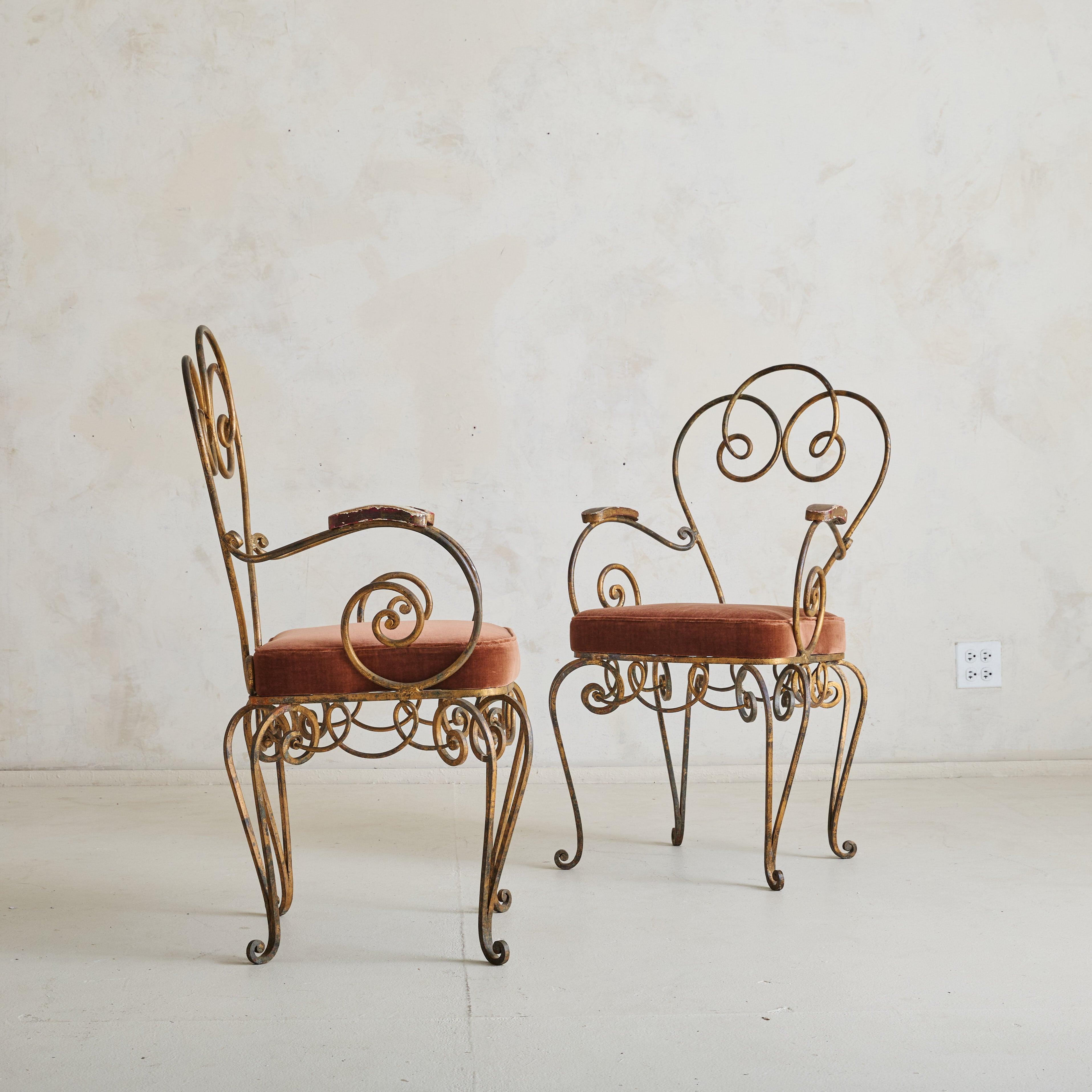 French René Gabriel Style Wrought Iron Accent Chair in Rust Velvet, 1940s Art Decó en venta