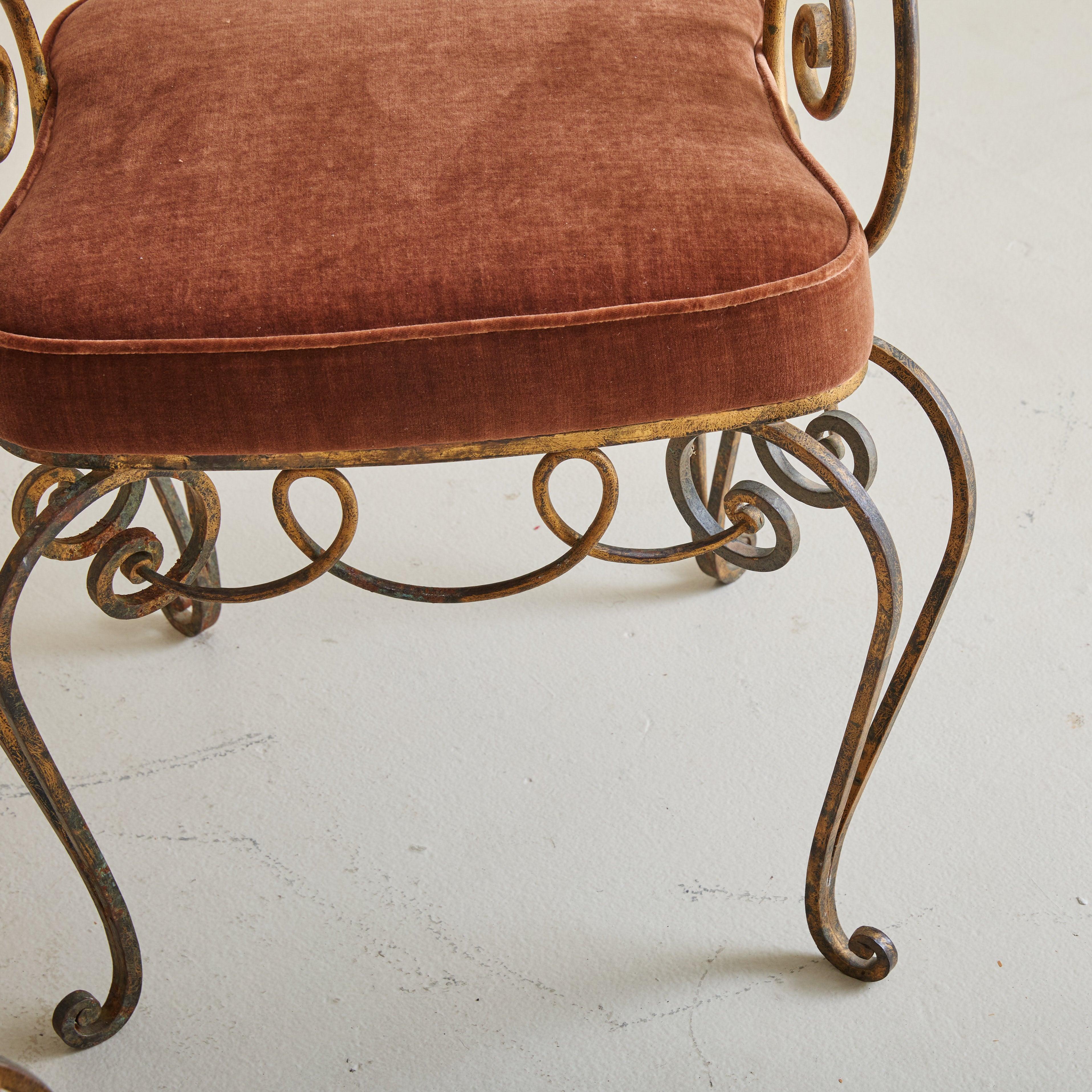 French René Gabriel Style Wrought Iron Accent Chair in Rust Velvet, 1940s mediados del siglo XX en venta