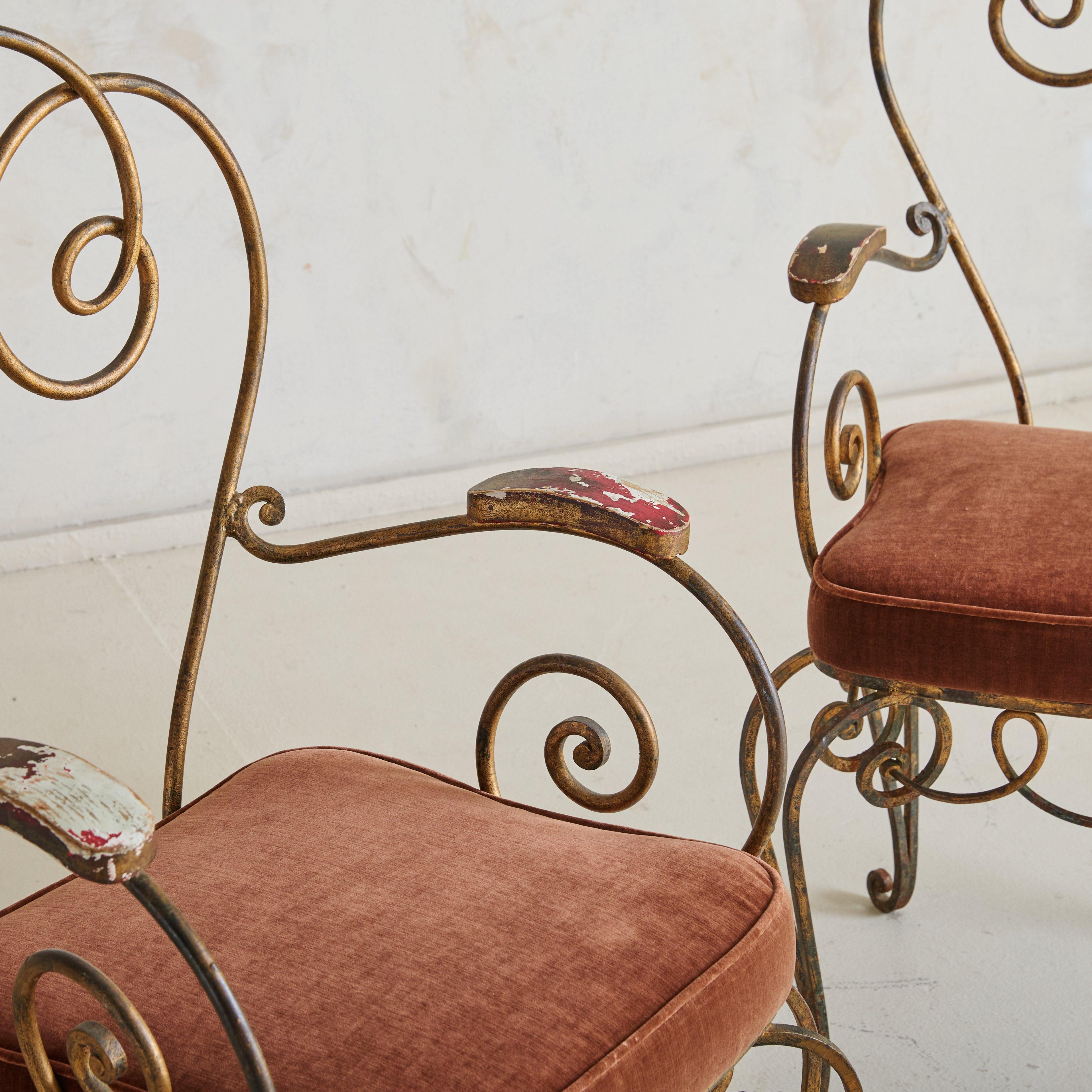 French René Gabriel Style Wrought Iron Accent Chair in Rust Velvet, 1940s Terciopelo en venta