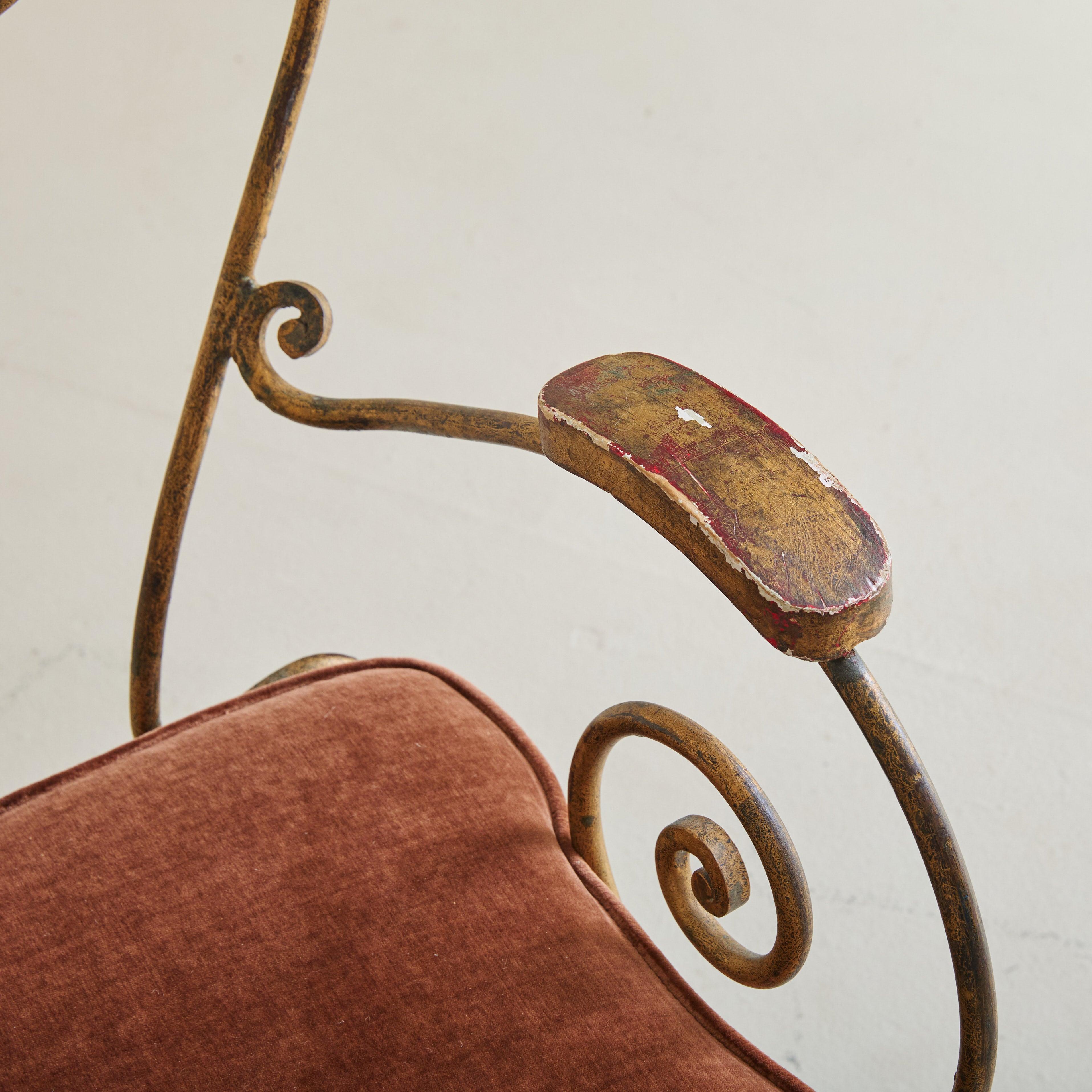 French René Gabriel Style Wrought Iron Accent Chair in Rust Velvet, 1940s en venta 2