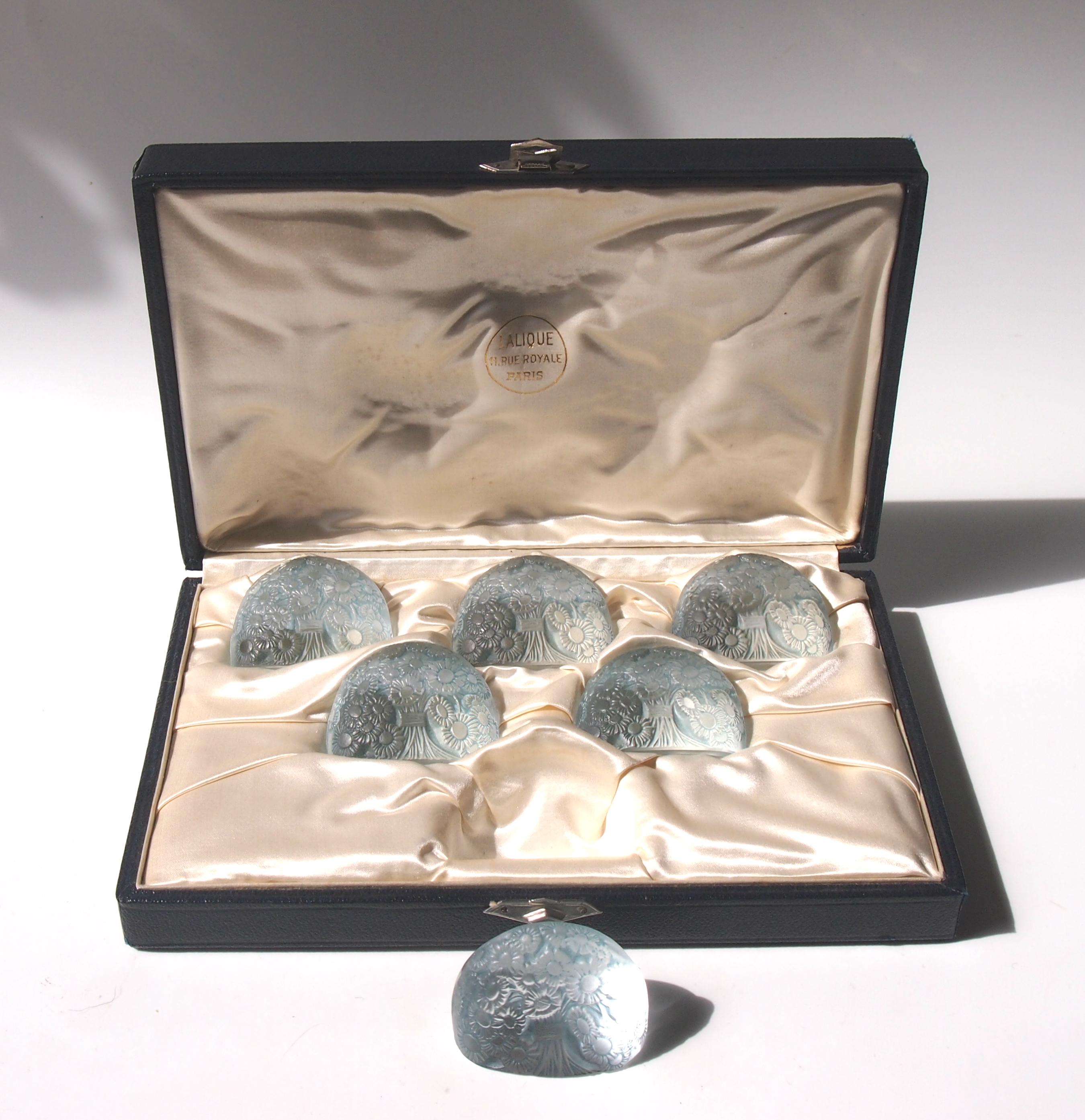 Amazing boxed set of six glass Rene Lalique Marguerites (Daisies) pattern menu holders, dating around 1924 with original blue staining. (Ref: Marcilhac 3505) These were called (Porte-Menu) -Menu holders by Rene Lalique, but they also act a place
