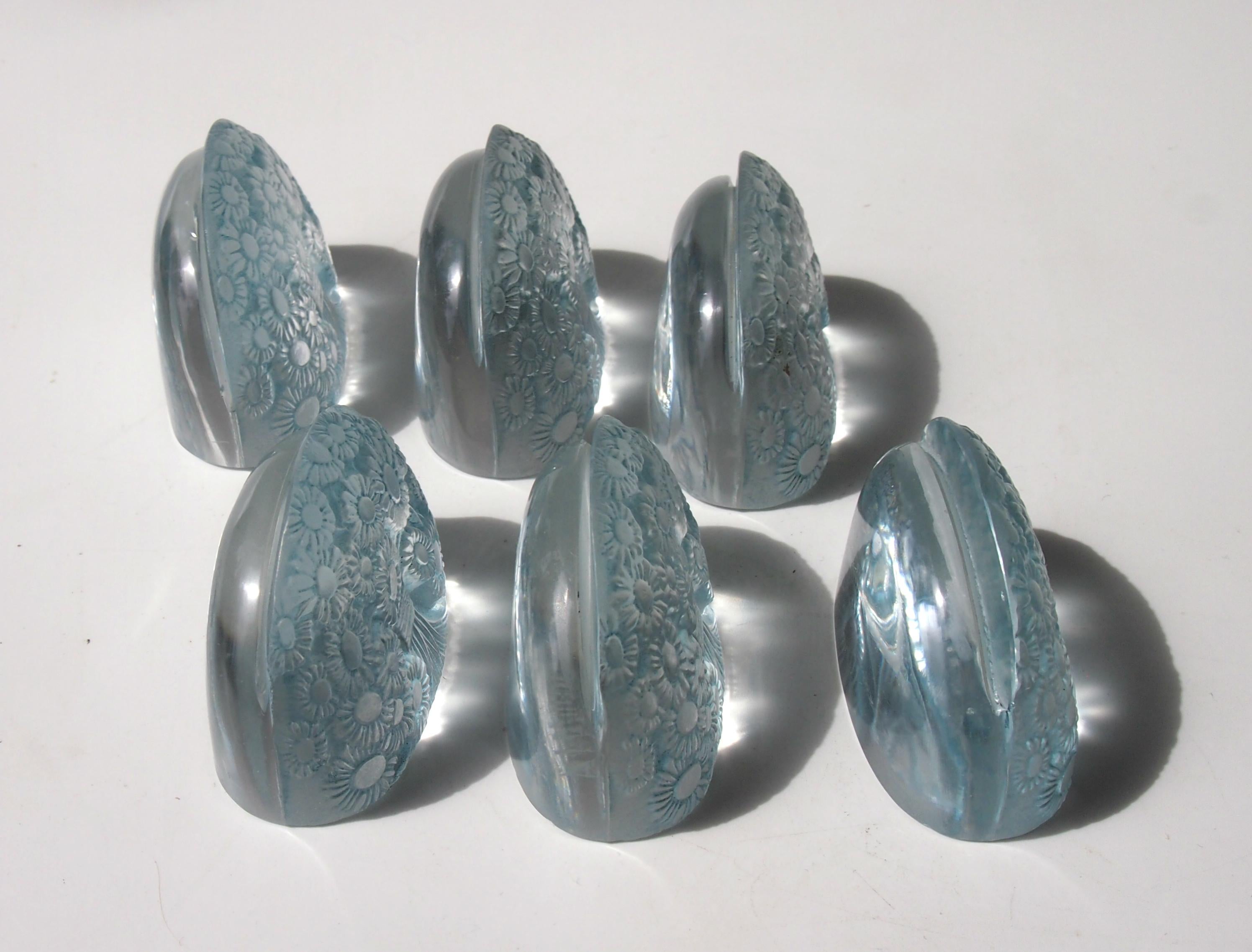 Juego de caja Art Déco francés René Lalique, porta menús Marguerites mancha azul, 1924 principios del siglo XX en venta
