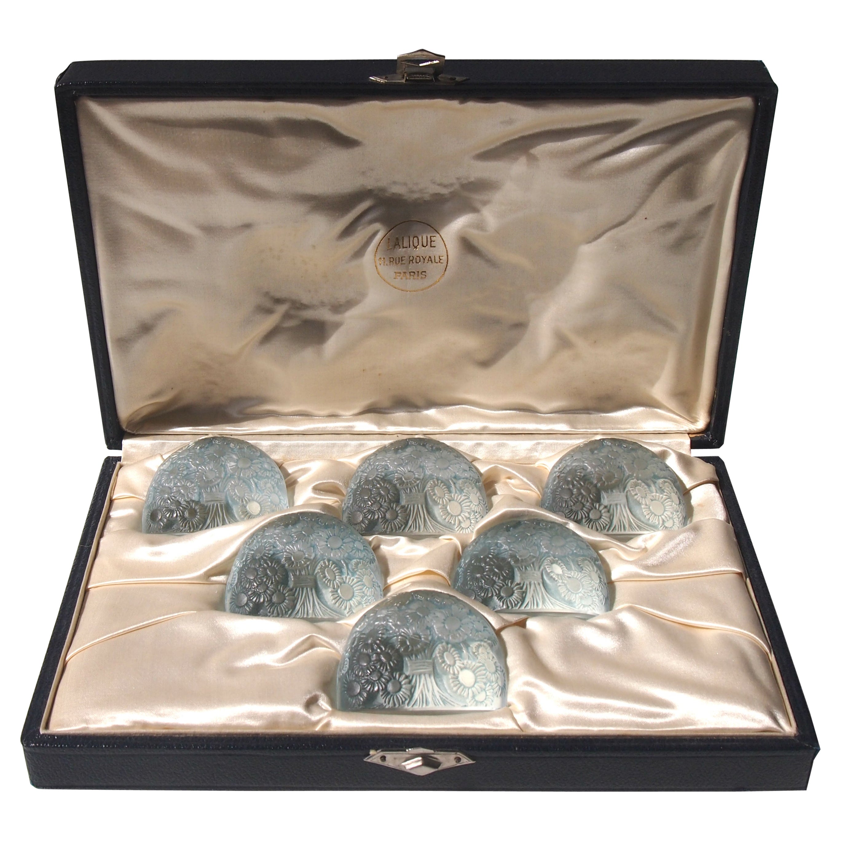 Ensemble de boîtes Art déco françaises Rene Lalique, porte-menu Marguerites en teinte bleue, 1924 en vente