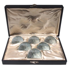 Ensemble de boîtes Art déco françaises Rene Lalique, porte-menu Marguerites en teinte bleue, 1924