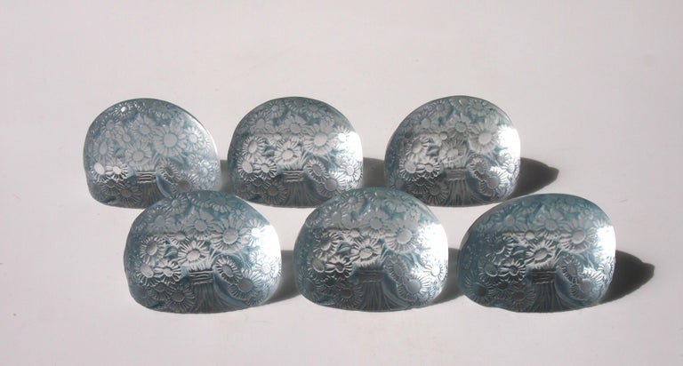 French Rene Lalique Art Nouveau Box Set of Blue Stain Marguerites Menu Holders In Good Condition For Sale In London, GB