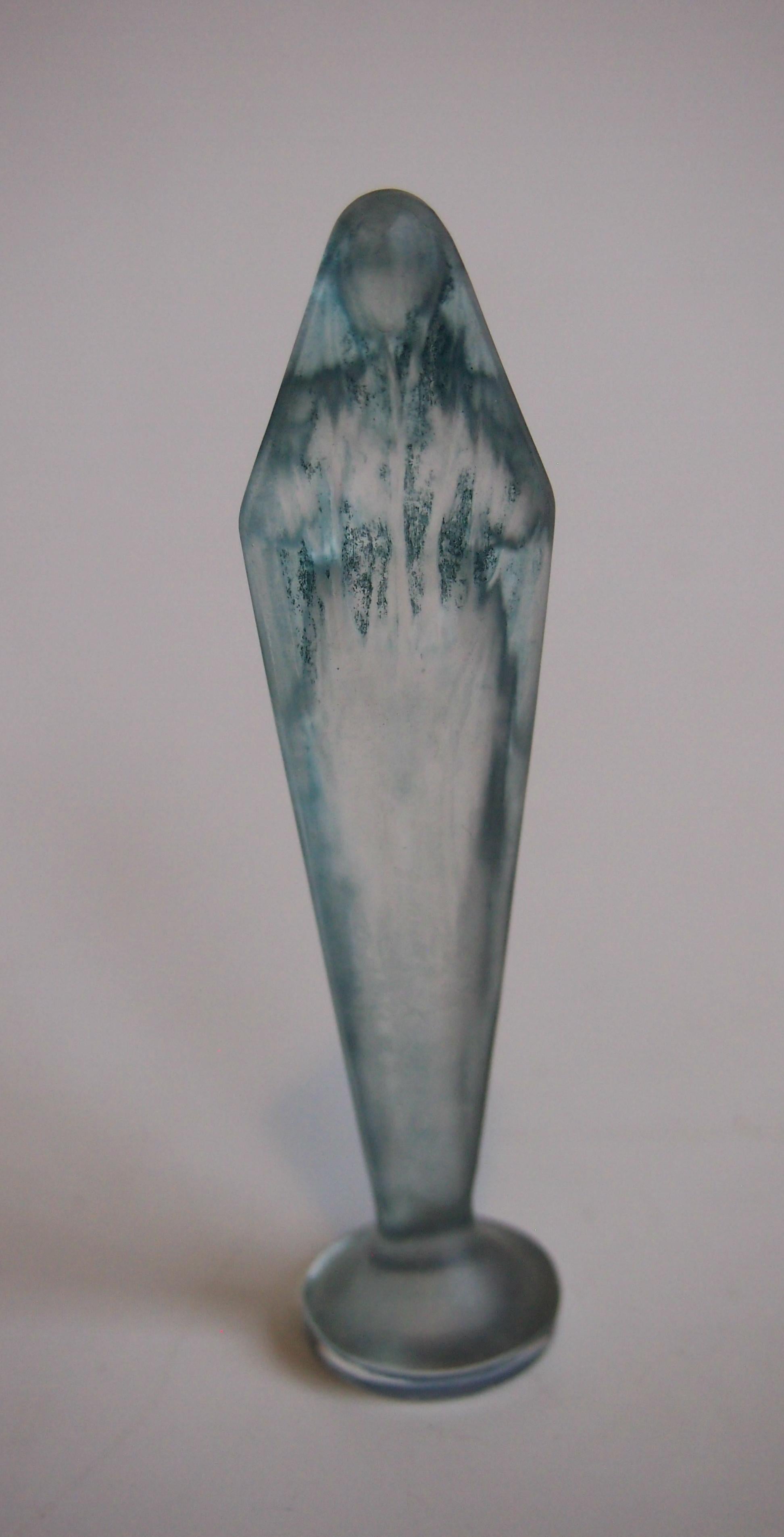 Art Deco French Rene Lalique 'Figurine Mains Jointes' Glass Cachet For Sale
