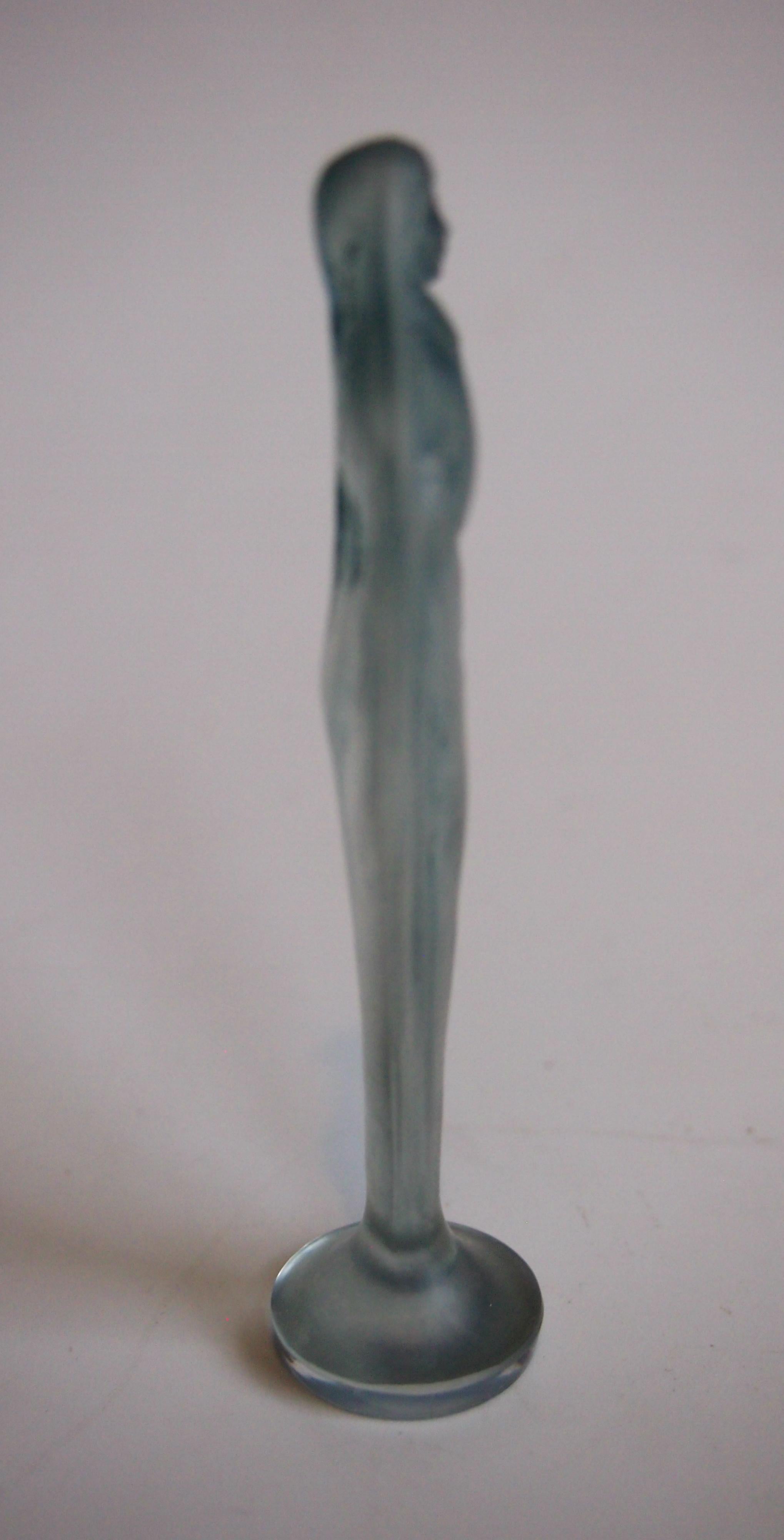 French Rene Lalique 'Figurine Mains Jointes' Glass Cachet In Good Condition For Sale In Worcester Park, GB