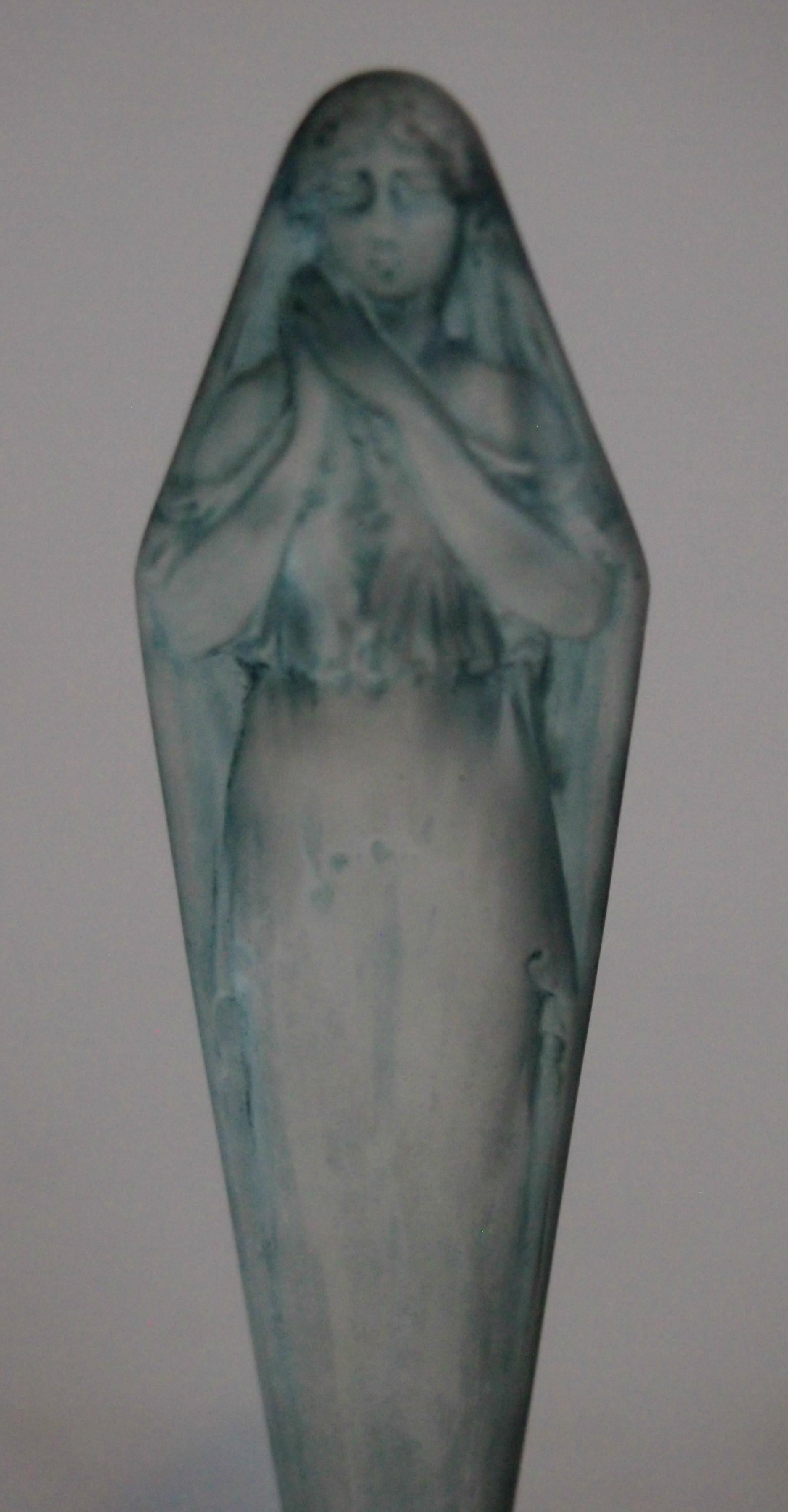 Verre d'art e verre français Rene Lalique 'Figurine Mains Jointes' en vente