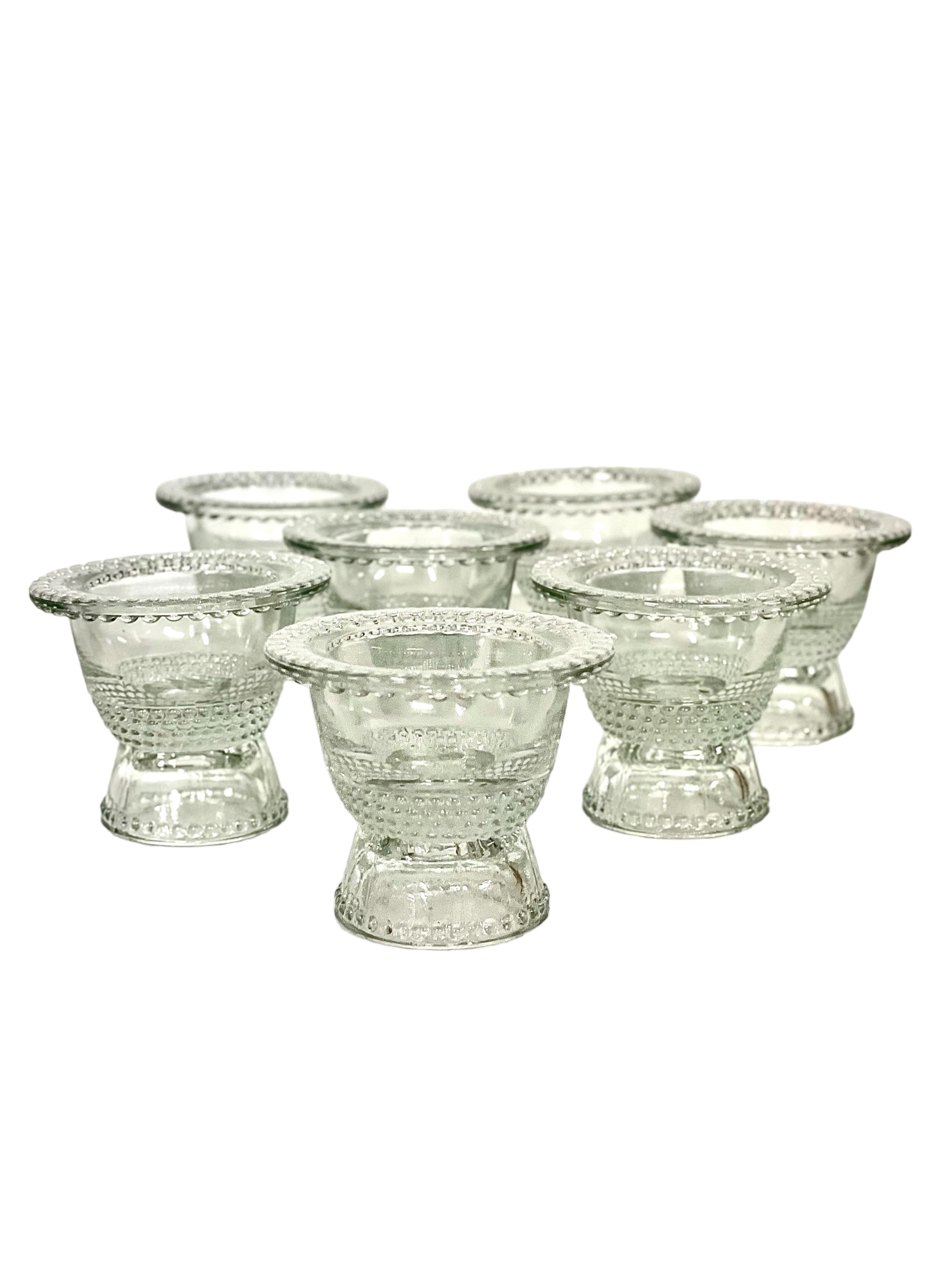 Este espumoso servicio de desayuno (o sorbete) del célebre diseñador de cristal francés René Lalique consta de una mantequera o frutera con tapa y siete coquetiers (hueveras), y data de 1933. Formando parte de la célebre gama 