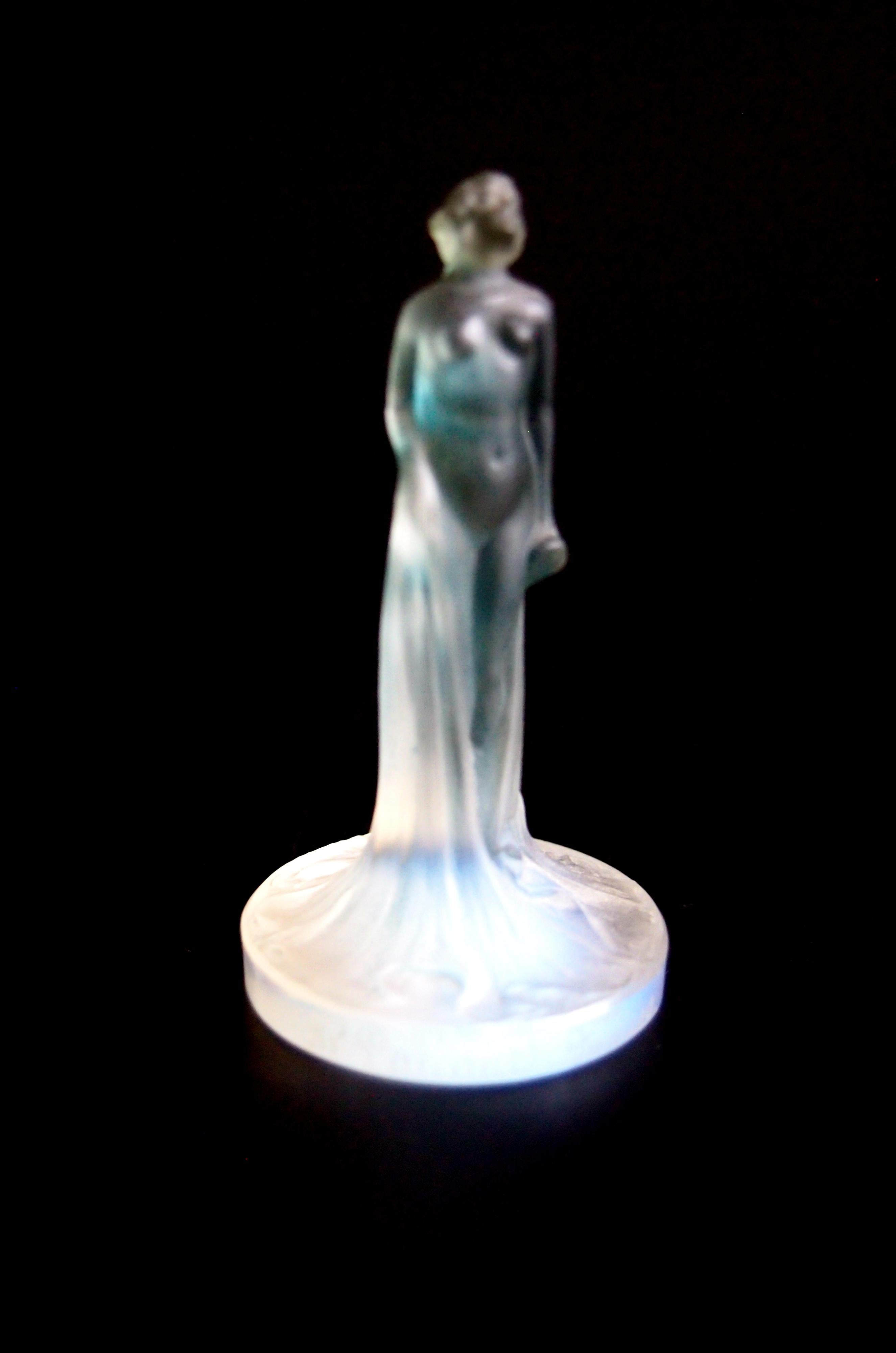 French Rene Lalique Tiny Art Nouveau Opal Glass Satuette Drapee, 1913 In Good Condition In Worcester Park, GB