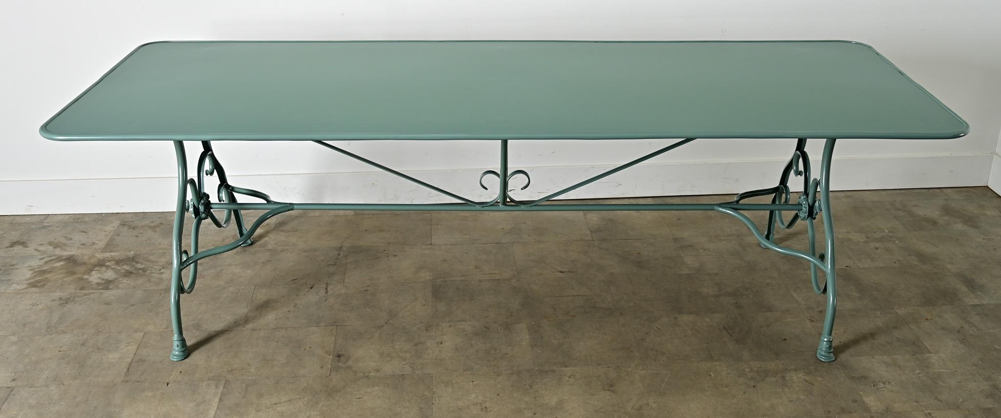 Table de salle à manger en métal de reproduction française en peinture poudre neuve en vente 2