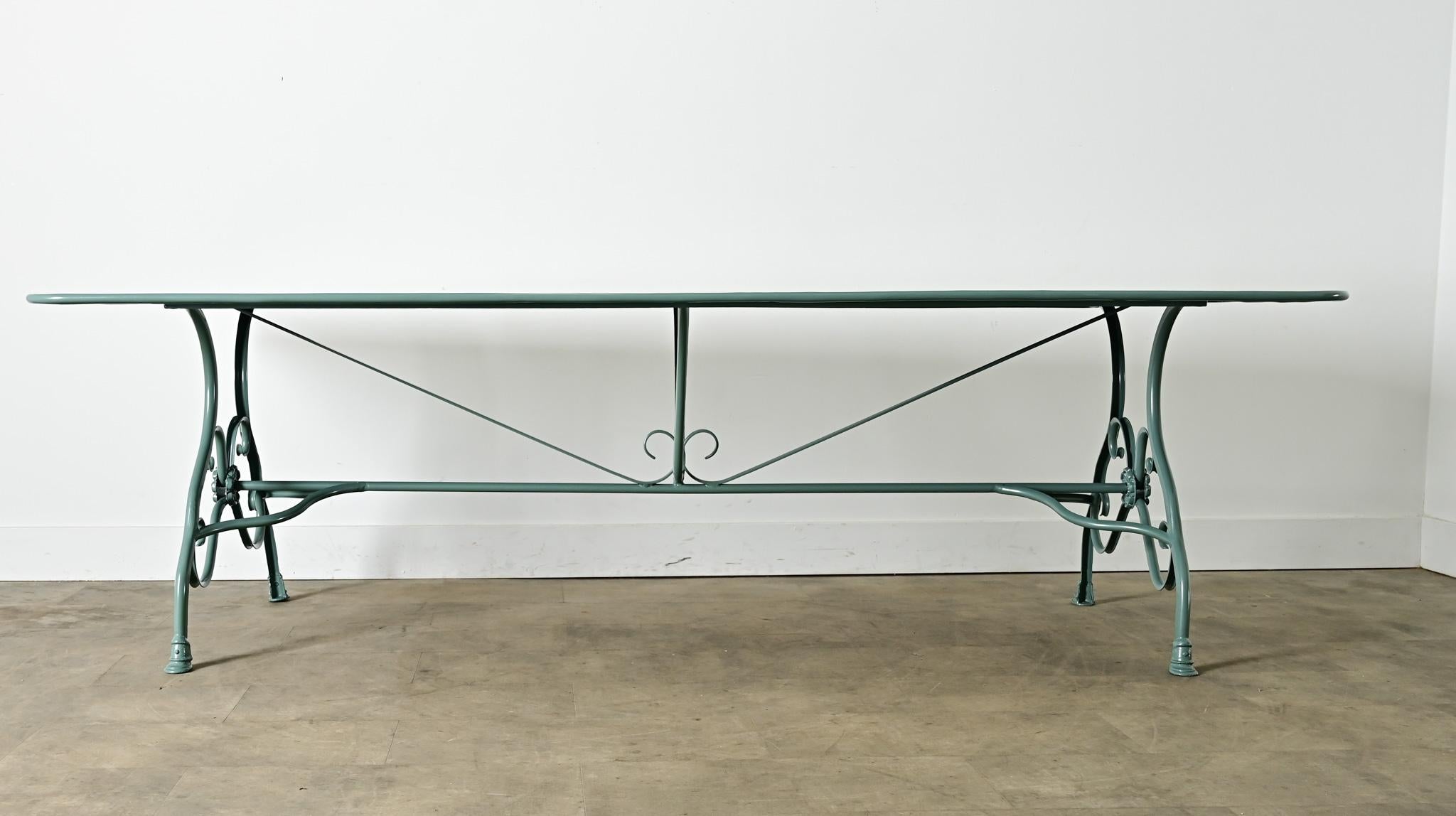 Table de salle à manger en métal de reproduction française en peinture poudre neuve en vente 3